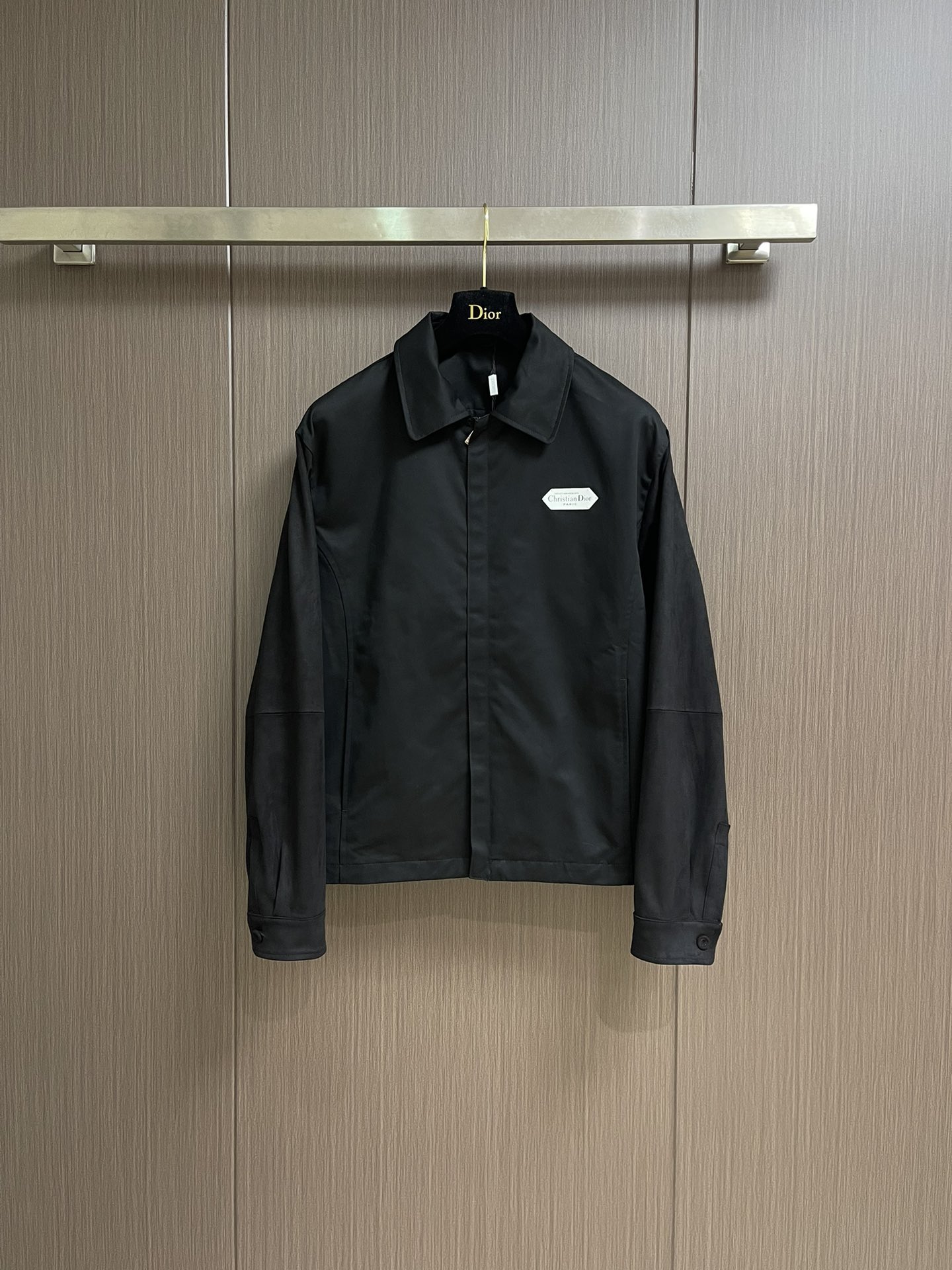 NO:525798,Dior zippered short jacket, black cotton-blend satin and sheepskin Christian DiOr Paris label, this short jacket is a new product in the 2025 winter men's collection, embroidered with the Christian DiOr Paris logo tag inspired by the high-order spirit of DiOr, paying tribute to the extraordinary craftsmanship of DiOr workshop. It is carefully crafted from black cotton-blend satin, paired with contrasting tone tone sheepskin sleeves and hidden zipper closures, unique. The regular version with a wide corner collar serves as the finishing touch of elegant styling. Size 46-52,,dior, jackets & coats, sheepskin,alexander wang19860909Dior 拉链短夹克,黑色棉质混纺缎面和羊皮革 Christian DiOr Paris 标签,这款短夹克是二零二五冬季男装系列新品,饰以灵感源自 DiOr 高订精神的Christian DiOr Paris 标志标签,向 DiOr 工坊非凡的精湛工艺致敬.采用黑色棉质混纺缎面精心制作,搭配对比鲜明的同色调羊皮革衣袖和隐藏式拉链开合,别具一格.常规版型,带有宽角领,可作为优雅造型的点睛之笔.尺码46-52,,dior,jackets & coats,sheepskin,alexander wang,Men's clothing