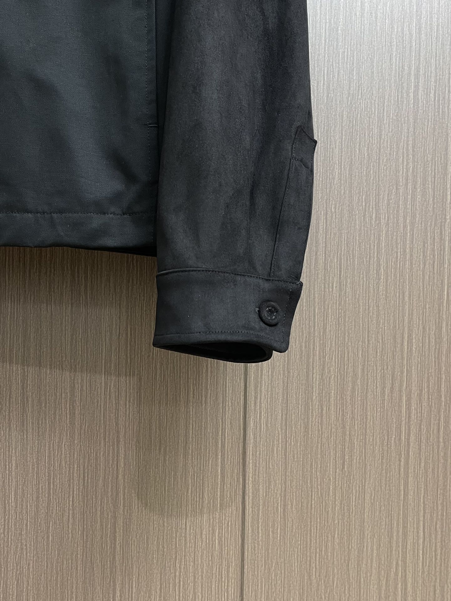 Dior 拉链短夹克，黑色棉质混纺缎面和羊皮革 Christian DiOr Paris 标签，这款短夹