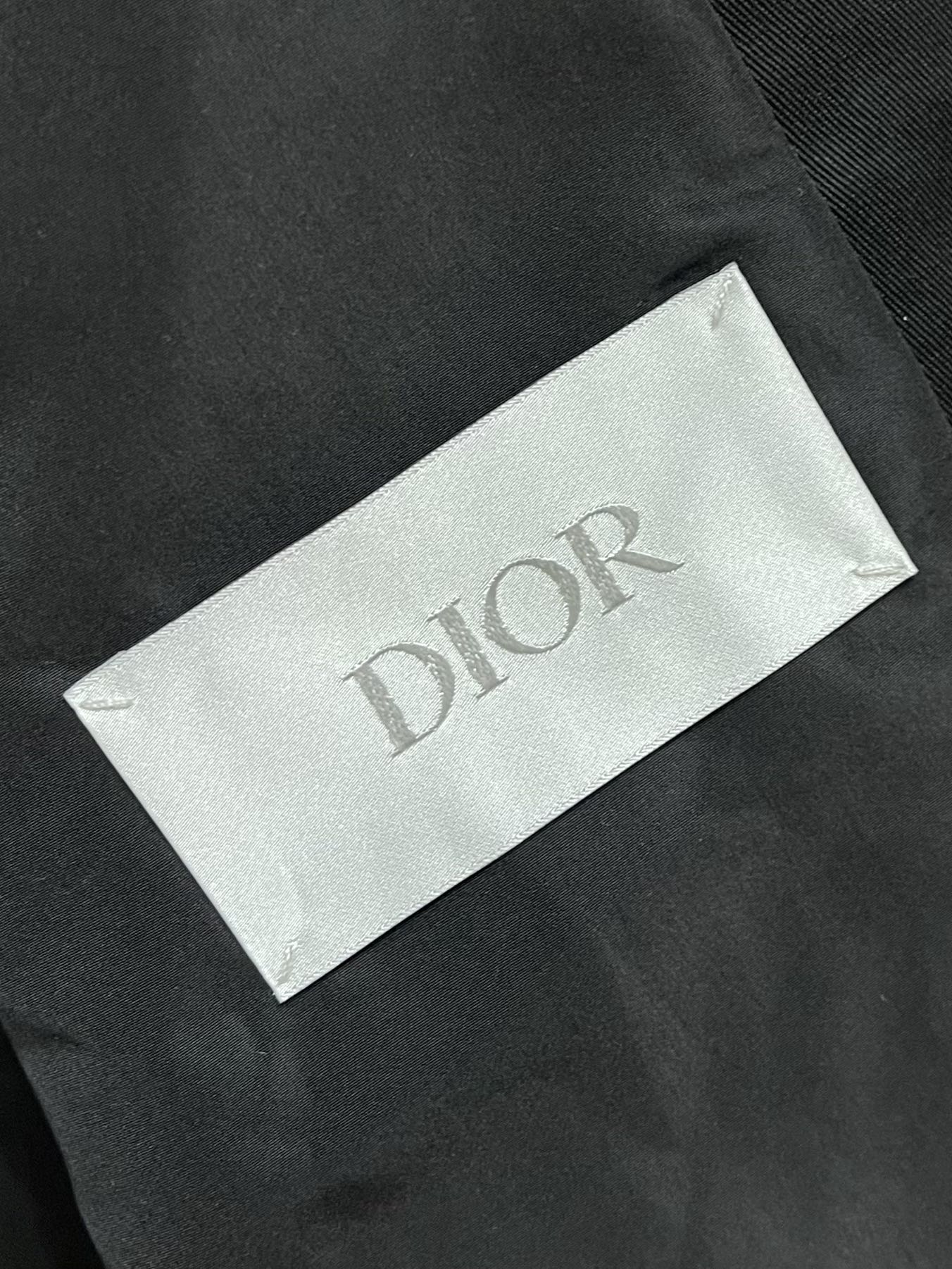 Dior 拉链短夹克，黑色棉质混纺缎面和羊皮革 Christian DiOr Paris 标签，这款短夹