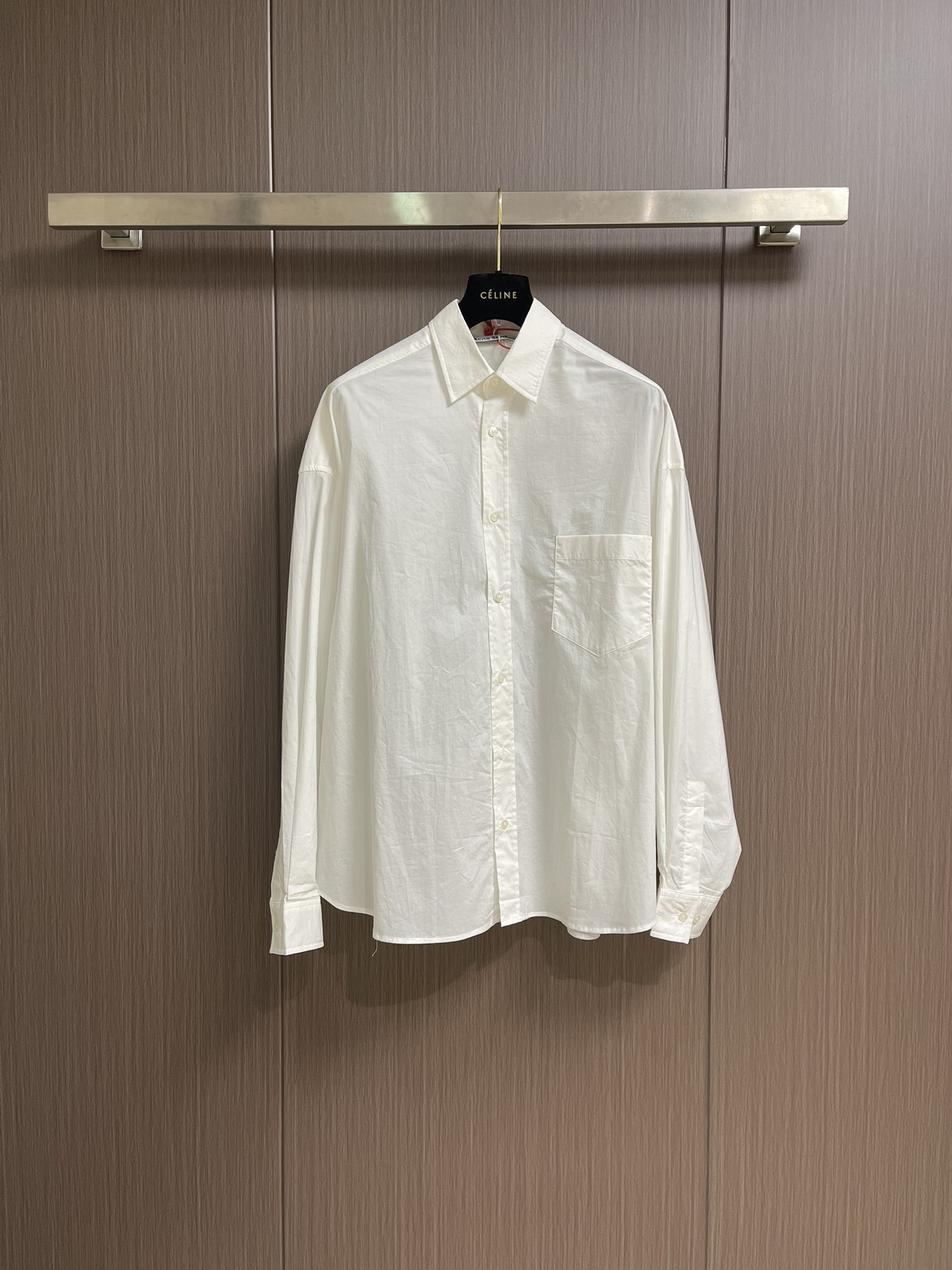 NO:525788,Acne Studios Jacquard logo long-sleeved shirt, custom-made shiny sky cloud soft satin, light and smooth, comfortable skin, pure and clean white as the main tone, the tone aesthetics in the simple shirt, follow the minimalist style, simple lines, smooth lines, hidden jacquard logo stripes on the inside, injected with a touch of agile brand gene, luxury and charm in every move, fabric jacquard technology, weaving Acne Studios logo textile technology, control the interweaving method of warp and weft threads, precisely control the interweaving density and tension of the yarn, making it more three-dimensional, adopt the rollover and buried clamping thread process, can provide high-quality stitching effect, smooth and neat, the fabric has been washed with sand, better texture, not easy to deform, not easy to shrink, not easy to fade  Maintain long-term beauty. Size 44-46-48-50 S-XL, acne studios,dior,shirts,alexander wang19860909Acne Studios 提花徽标长袖衬衫,定制鎏光天丝云柔缎轻盈垂顺 舒适贴肤 以纯粹与洁净的白色做主色调 简约衬衫里的色调美学 遵循极简主义风格 线条简洁流畅 内侧隐秘的提花徽标条纹若隐若现 注入了一抹灵动的品牌基因 举手投足间尽显奢华与魅力,面料提花工艺 通过在织物表面织出Acne Studios 徽标纺织技术 控制经纬线的交织方式 精确控制纱线的交织密度和张力 使其更具立体感,采用侧翻埋夹车线工艺 能够提供优质的缝合效果 平顺整洁 工整整洁,面料都经过砂洗 手感质感更佳 不易变形 不易缩水 不易褪色 保持长久的美观.尺码44-46-48-50 S-XL,,acne studios,dior,shirts,alexander wang,Men's clothing