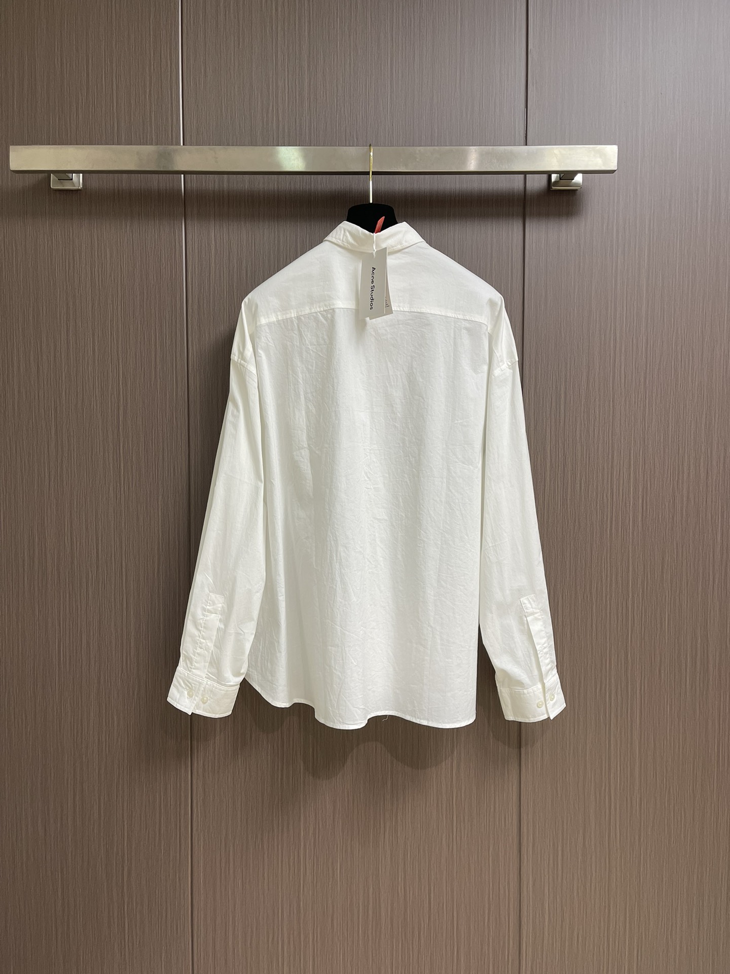 Acne Studios 提花徽标长袖衬衫，定制鎏光天丝云柔缎轻盈垂顺 舒适贴肤 以纯粹与洁净的白色做主