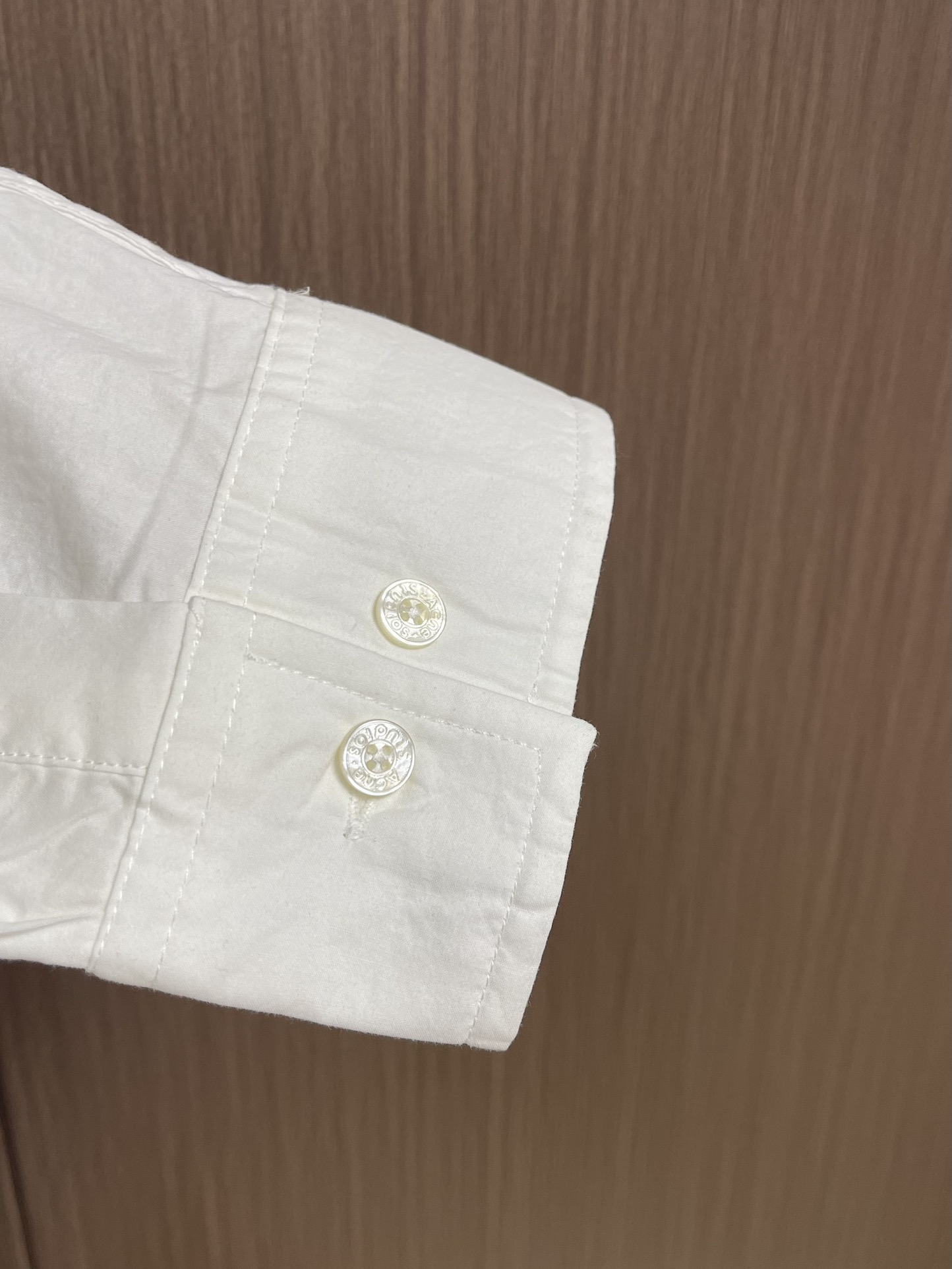 Acne Studios 提花徽标长袖衬衫，定制鎏光天丝云柔缎轻盈垂顺 舒适贴肤 以纯粹与洁净的白色做主