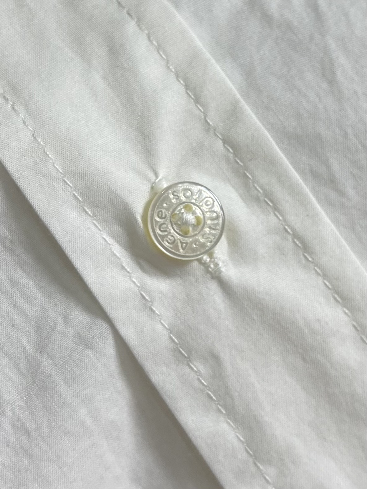 Acne Studios 提花徽标长袖衬衫，定制鎏光天丝云柔缎轻盈垂顺 舒适贴肤 以纯粹与洁净的白色做主