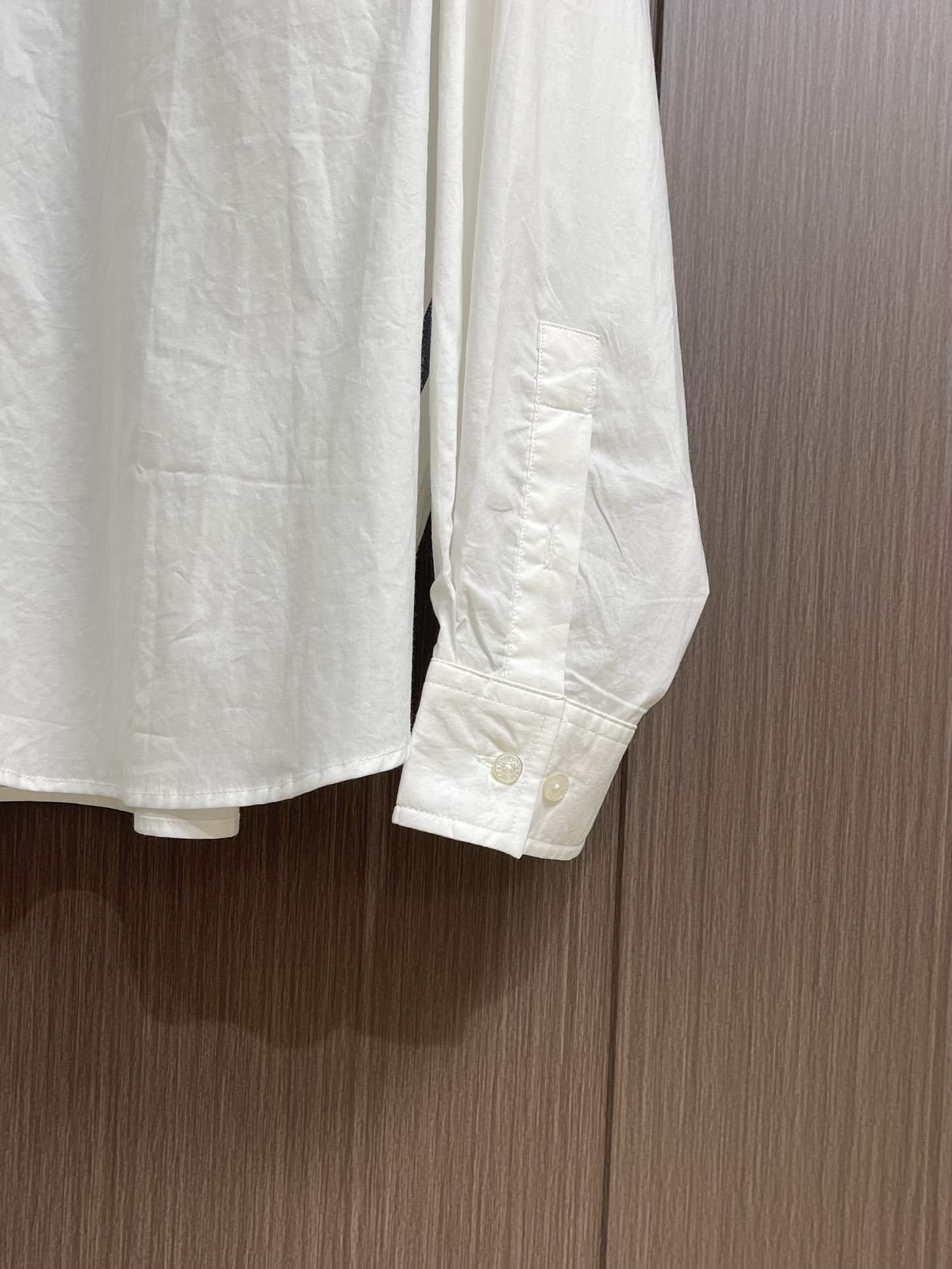 Acne Studios 提花徽标长袖衬衫，定制鎏光天丝云柔缎轻盈垂顺 舒适贴肤 以纯粹与洁净的白色做主