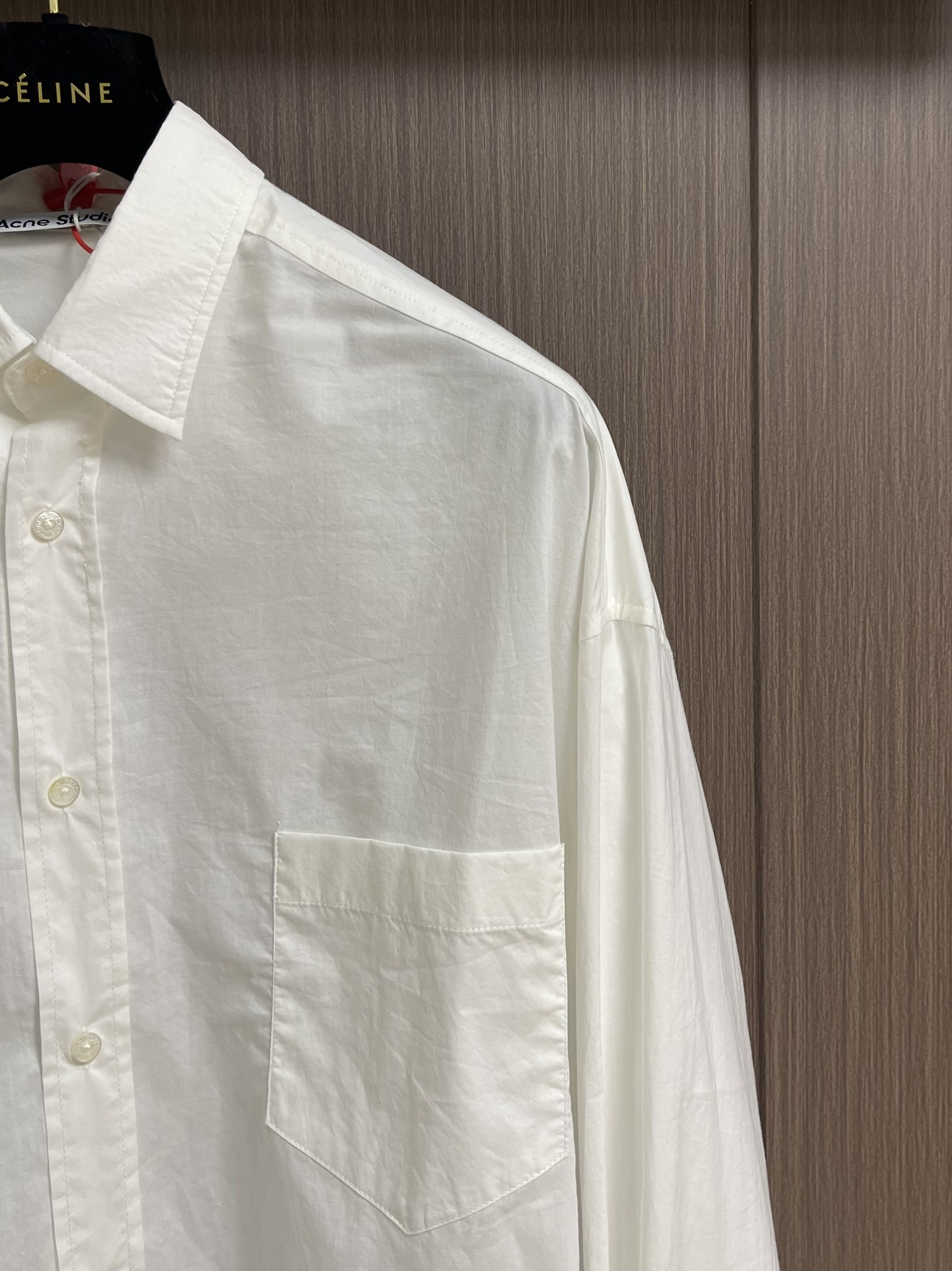 Acne Studios 提花徽标长袖衬衫，定制鎏光天丝云柔缎轻盈垂顺 舒适贴肤 以纯粹与洁净的白色做主