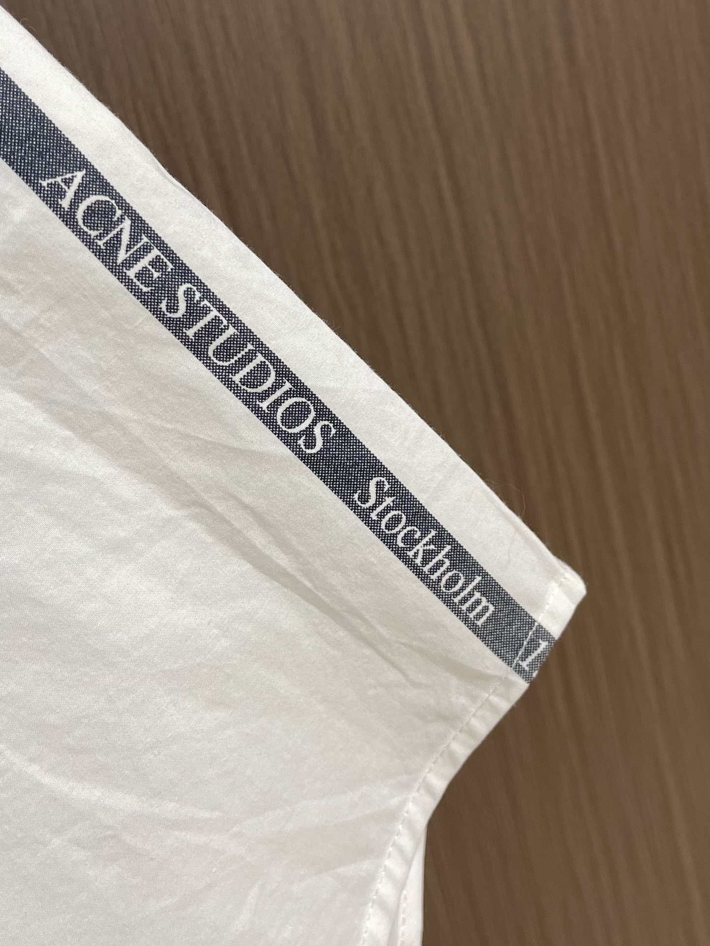 Acne Studios 提花徽标长袖衬衫，定制鎏光天丝云柔缎轻盈垂顺 舒适贴肤 以纯粹与洁净的白色做主