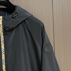 Burberry 硅胶印章尼龙连帽外套,不管是材质还是细节还原度以及工艺制作方面不惧任何挑战,只为给大家 Burberry 硅胶印章尼龙连帽外套,不管是材质还是细节还原度以及工艺制作方面不惧任何挑战,只为给大家