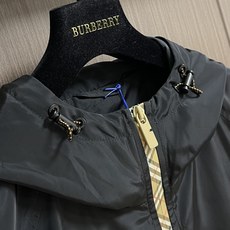 Burberry 硅胶印章尼龙连帽外套,不管是材质还是细节还原度以及工艺制作方面不惧任何挑战,只为给大家 Burberry 硅胶印章尼龙连帽外套,不管是材质还是细节还原度以及工艺制作方面不惧任何挑战,只为给大家