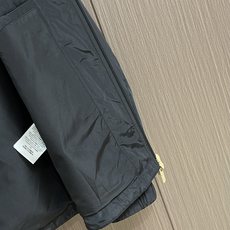 Burberry 硅胶印章尼龙连帽外套,不管是材质还是细节还原度以及工艺制作方面不惧任何挑战,只为给大家 Burberry 硅胶印章尼龙连帽外套,不管是材质还是细节还原度以及工艺制作方面不惧任何挑战,只为给大家