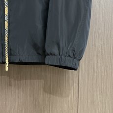 Burberry 硅胶印章尼龙连帽外套,不管是材质还是细节还原度以及工艺制作方面不惧任何挑战,只为给大家 Burberry 硅胶印章尼龙连帽外套,不管是材质还是细节还原度以及工艺制作方面不惧任何挑战,只为给大家