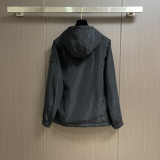 Burberry 硅胶印章尼龙连帽外套,不管是材质还是细节还原度以及工艺制作方面不惧任何挑战,只为给大家 Burberry 硅胶印章尼龙连帽外套,不管是材质还是细节还原度以及工艺制作方面不惧任何挑战,只为给大家