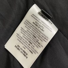 Burberry 硅胶印章尼龙连帽外套,不管是材质还是细节还原度以及工艺制作方面不惧任何挑战,只为给大家 Burberry 硅胶印章尼龙连帽外套,不管是材质还是细节还原度以及工艺制作方面不惧任何挑战,只为给大家