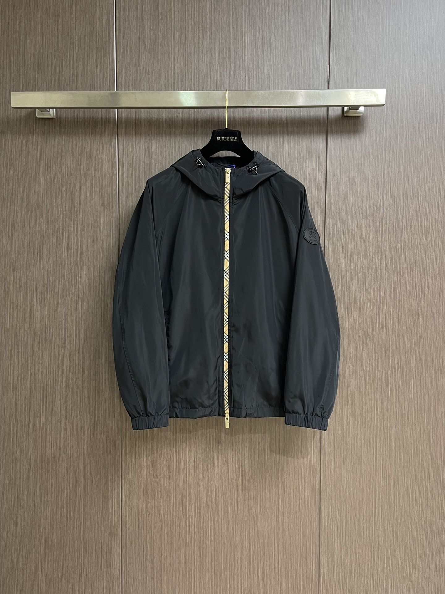 Burberry 硅胶印章尼龙连帽外套，不管是材质还是细节还原度以及工艺制作方面不惧任何挑战，只为给大家