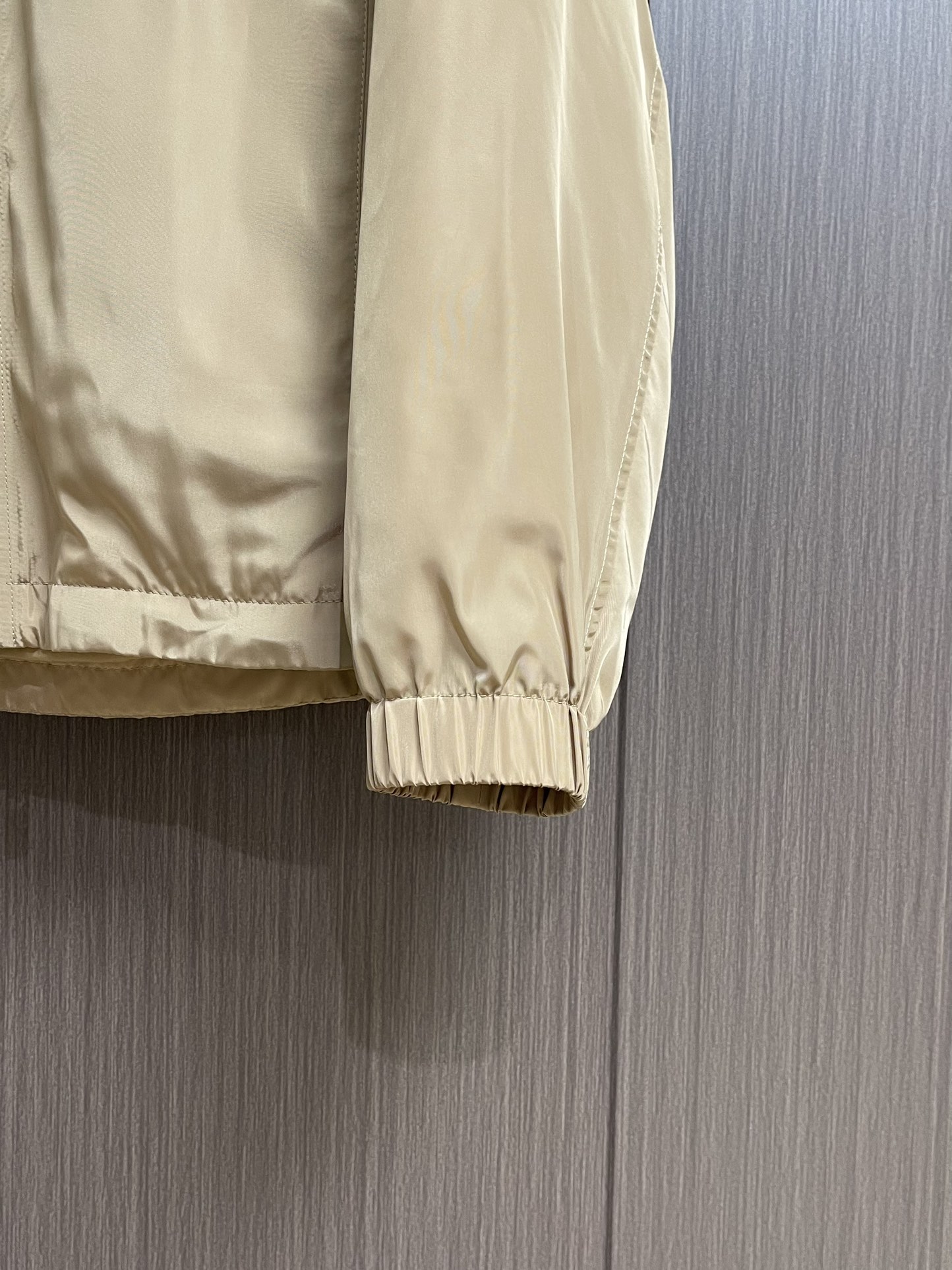 Burberry 硅胶印章尼龙连帽外套，不管是材质还是细节还原度以及工艺制作方面不惧任何挑战，只为给大家