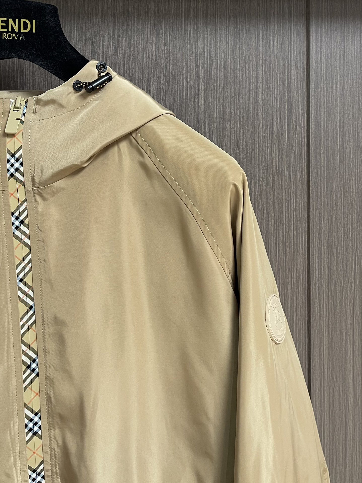 Burberry 硅胶印章尼龙连帽外套，不管是材质还是细节还原度以及工艺制作方面不惧任何挑战，只为给大家