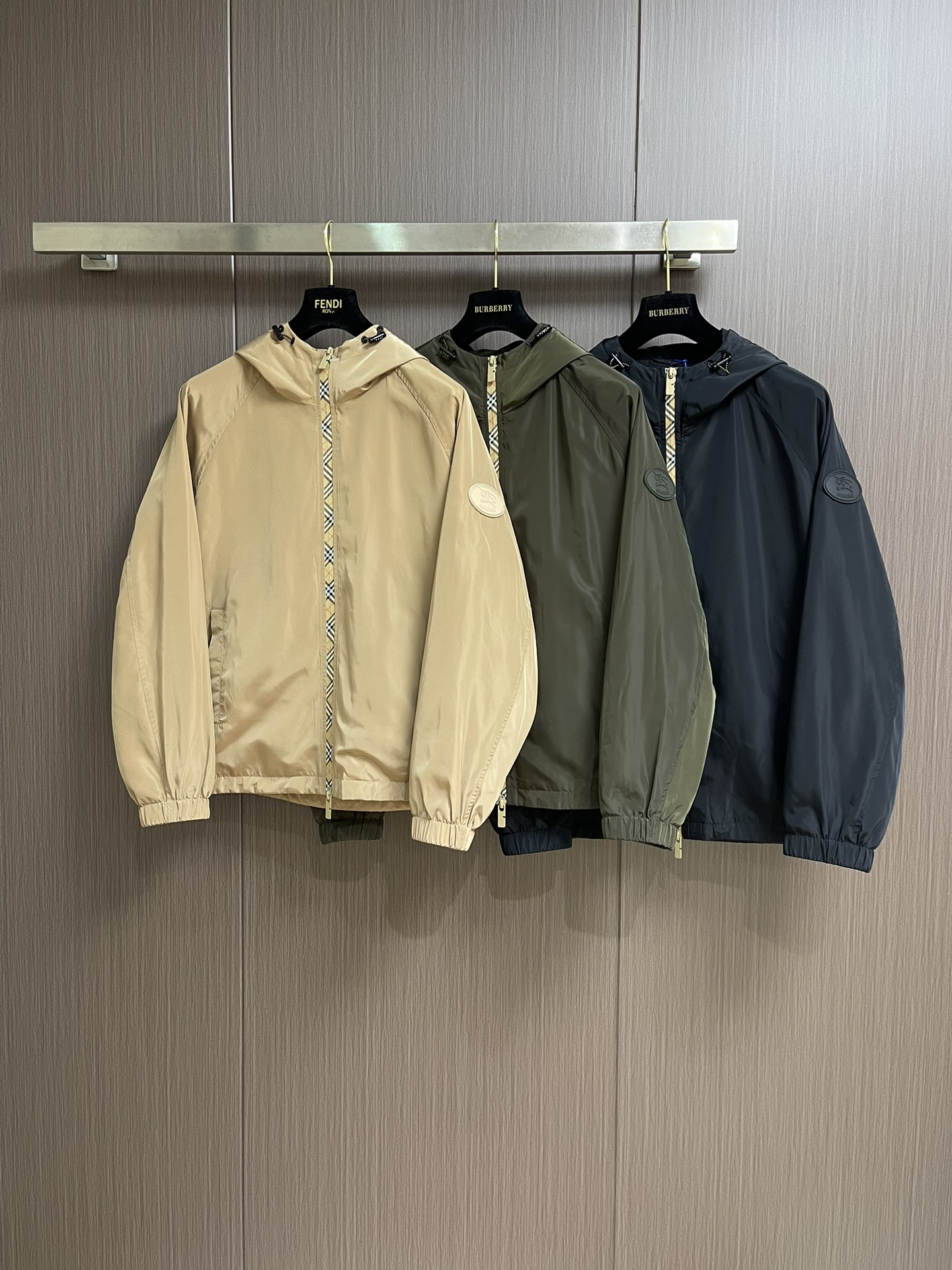 Burberry 硅胶印章尼龙连帽外套，不管是材质还是细节还原度以及工艺制作方面不惧任何挑战，只为给大家
