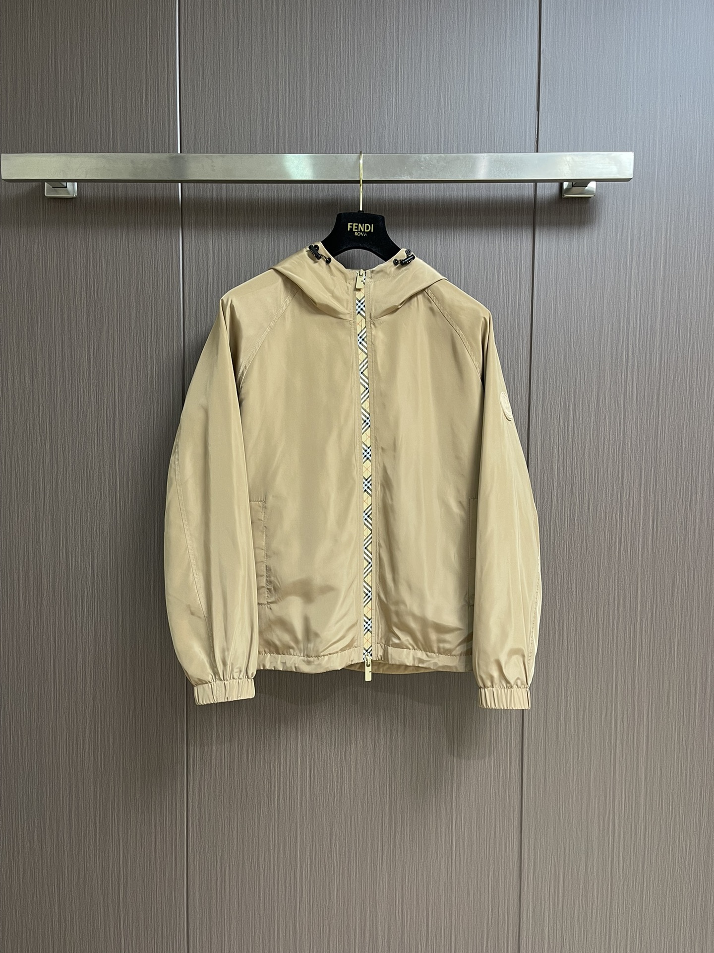 Burberry 硅胶印章尼龙连帽外套，不管是材质还是细节还原度以及工艺制作方面不惧任何挑战，只为给大家
