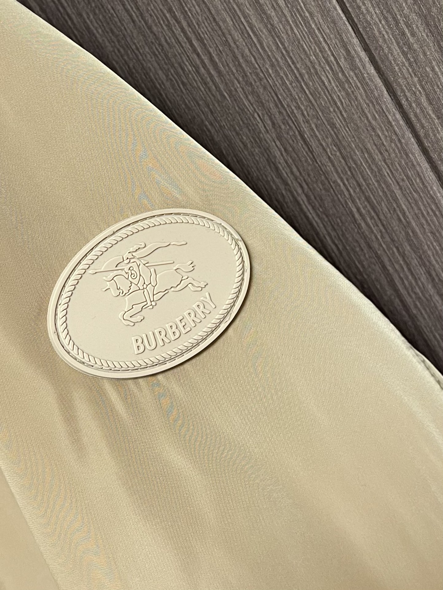 Burberry 硅胶印章尼龙连帽外套，不管是材质还是细节还原度以及工艺制作方面不惧任何挑战，只为给大家