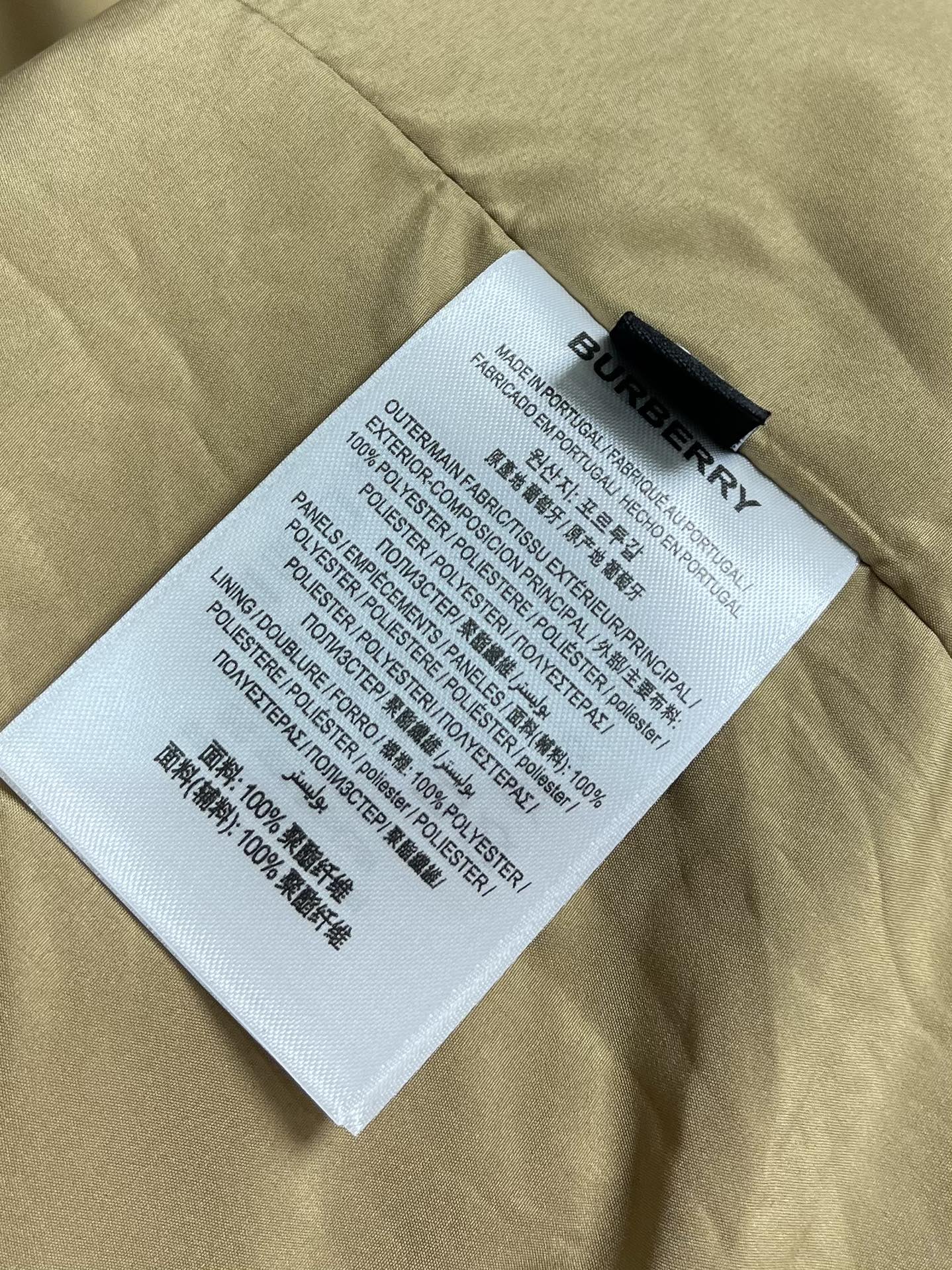 Burberry 硅胶印章尼龙连帽外套，不管是材质还是细节还原度以及工艺制作方面不惧任何挑战，只为给大家