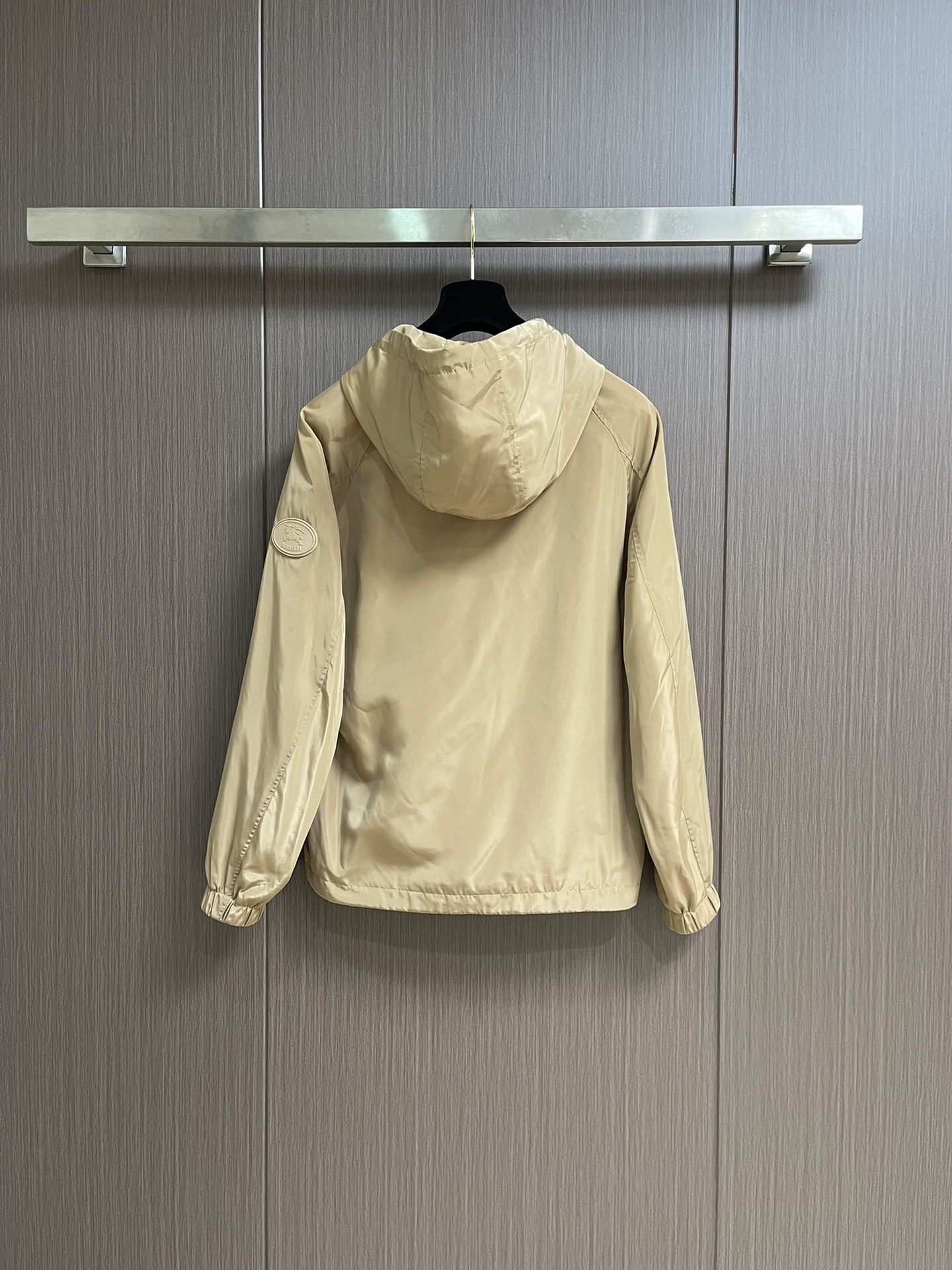 Burberry 硅胶印章尼龙连帽外套，不管是材质还是细节还原度以及工艺制作方面不惧任何挑战，只为给大家