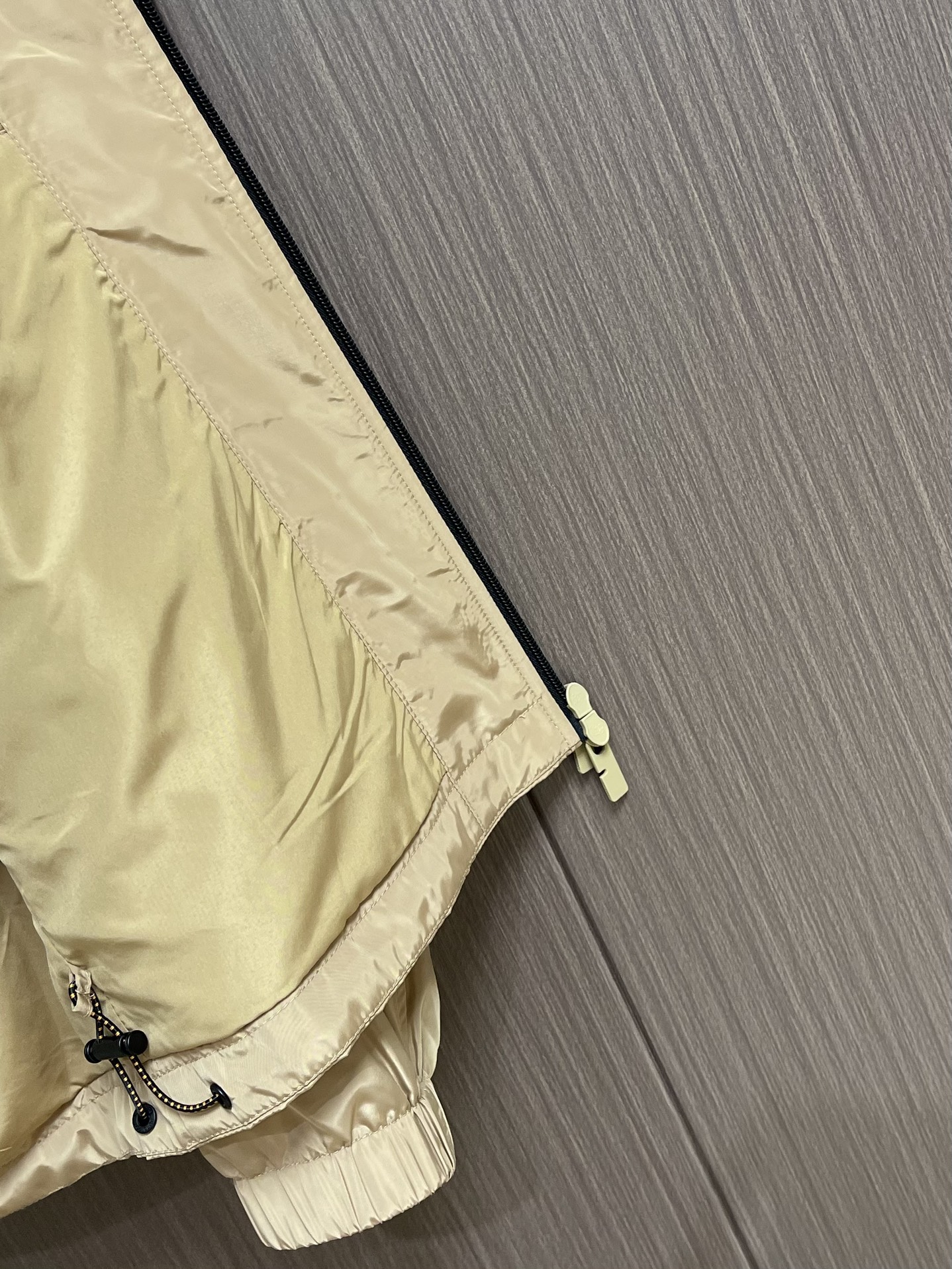 Burberry 硅胶印章尼龙连帽外套，不管是材质还是细节还原度以及工艺制作方面不惧任何挑战，只为给大家