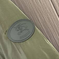Burberry 硅胶印章尼龙连帽外套,不管是材质还是细节还原度以及工艺制作方面不惧任何挑战,只为给大家 Burberry 硅胶印章尼龙连帽外套,不管是材质还是细节还原度以及工艺制作方面不惧任何挑战,只为给大家