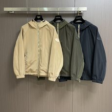 Burberry 硅胶印章尼龙连帽外套,不管是材质还是细节还原度以及工艺制作方面不惧任何挑战,只为给大家 Burberry 硅胶印章尼龙连帽外套,不管是材质还是细节还原度以及工艺制作方面不惧任何挑战,只为给大家