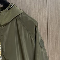 Burberry 硅胶印章尼龙连帽外套,不管是材质还是细节还原度以及工艺制作方面不惧任何挑战,只为给大家 Burberry 硅胶印章尼龙连帽外套,不管是材质还是细节还原度以及工艺制作方面不惧任何挑战,只为给大家