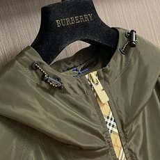Burberry 硅胶印章尼龙连帽外套,不管是材质还是细节还原度以及工艺制作方面不惧任何挑战,只为给大家 Burberry 硅胶印章尼龙连帽外套,不管是材质还是细节还原度以及工艺制作方面不惧任何挑战,只为给大家