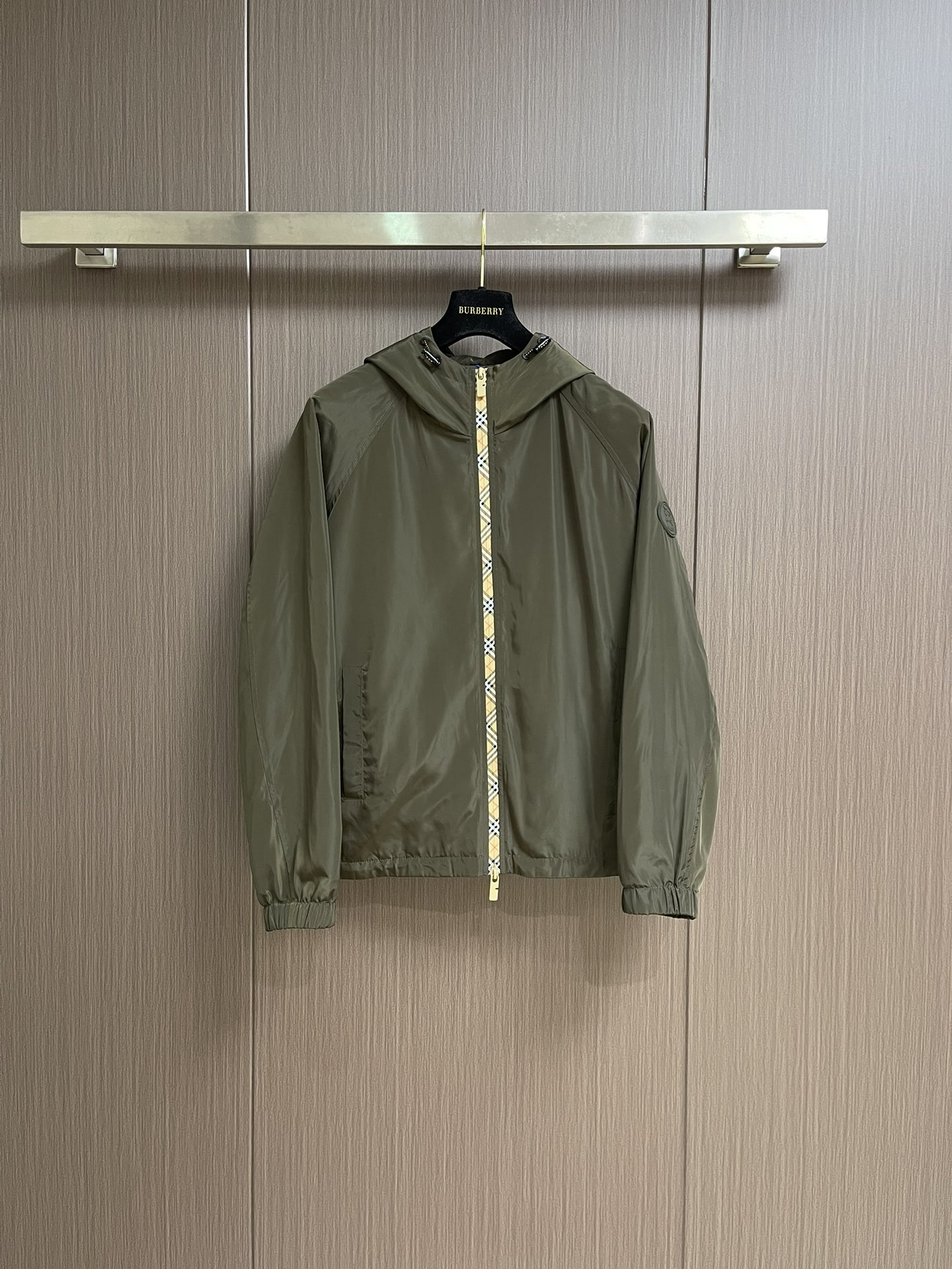 NO:523698,The Burberry Silicone Seal Nylon Hooded Jacket, whether in terms of material, detail restoration and craftsmanship, is not afraid of any challenges. It only contributes wonderful products to everyone, integrating Burberry checked band and B-shaped zipper head. The texture is light and provides a casual style. The decorative Knight Seal Applique comes from the classic pattern of the 1980s brand bag. The two-way zipper closure - drawstring hood and hem - side zipper pockets - elastic cuffs - decorated with the equestrian Knight logo silicone decorative brand. It can not only block the sun for you in the hot spring and summer!  It will not allow ultraviolet rays to tan your skin, and it will be more perfect, breathable and quick-drying!  It can also protect against rain and wind in autumn and winter so that you are not afraid of traveling!  Each place is very unique, waterproof, sun protection, windproof, lightweight, extreme quality and gorgeous details!  !  The upper body naturally has the kind of generous and simple beauty. Size M-3XL, burberry, jackets & coats, hats, alexander wang19860909Burberry 硅胶印章尼龙连帽外套,不管是材质还是细节还原度以及工艺制作方面不惧任何挑战,只为给大家奉献绝妙产物,融入 Burberry格纹饰带和 B 字型拉链头.质地轻盈,呈现休闲版型.装饰骑士印章贴花,源自1980年代品牌包款的典藏图案.双向拉链开合﹣抽绳式连帽与衣摆﹣侧边拉链口袋﹣弹性袖口﹣饰有马术骑士徽标 硅胶饰牌.在炎热春夏天不仅能为你阻挡太阳！不让紫外线晒黑皮肤、更能完美透气速干！秋冬天也能防雨防风让你无惧出行！每一处都是非常独特的,防水,防晒,防风,轻便,品质极端,细节华丽！！上身自然而然的具备那种大方简约之美.尺码M-3XL,,burberry,jackets & coats,hats,alexander wang,Men's clothing