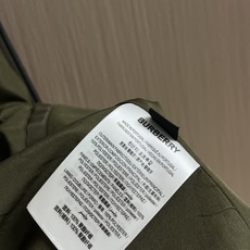 Burberry 硅胶印章尼龙连帽外套,不管是材质还是细节还原度以及工艺制作方面不惧任何挑战,只为给大家 Burberry 硅胶印章尼龙连帽外套,不管是材质还是细节还原度以及工艺制作方面不惧任何挑战,只为给大家