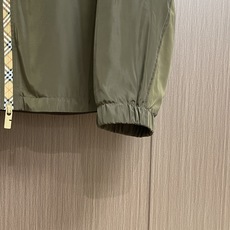 Burberry 硅胶印章尼龙连帽外套,不管是材质还是细节还原度以及工艺制作方面不惧任何挑战,只为给大家 Burberry 硅胶印章尼龙连帽外套,不管是材质还是细节还原度以及工艺制作方面不惧任何挑战,只为给大家