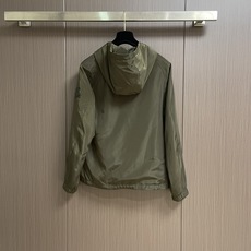 Burberry 硅胶印章尼龙连帽外套,不管是材质还是细节还原度以及工艺制作方面不惧任何挑战,只为给大家 Burberry 硅胶印章尼龙连帽外套,不管是材质还是细节还原度以及工艺制作方面不惧任何挑战,只为给大家