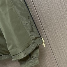 Burberry 硅胶印章尼龙连帽外套,不管是材质还是细节还原度以及工艺制作方面不惧任何挑战,只为给大家 Burberry 硅胶印章尼龙连帽外套,不管是材质还是细节还原度以及工艺制作方面不惧任何挑战,只为给大家