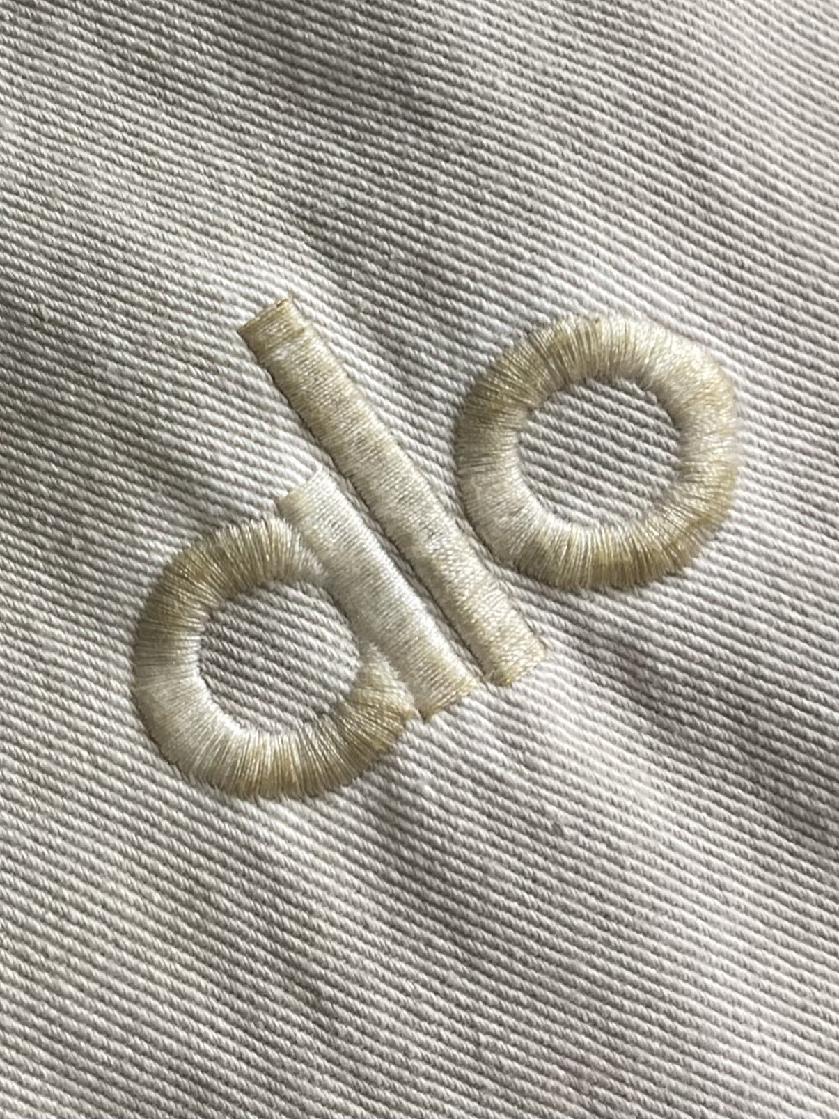 ALO 秋冬LOGO标识刺绣休闲纯色长袖衬衫，订制220克纯绵面料，胸前同色logo刺绣，透气性 舒适性