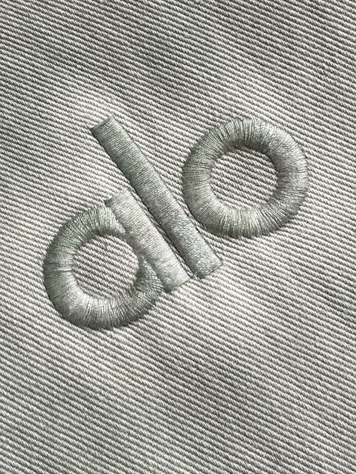 ALO 秋冬LOGO标识刺绣休闲纯色长袖衬衫，订制220克纯绵面料，胸前同色logo刺绣，透气性 舒适性