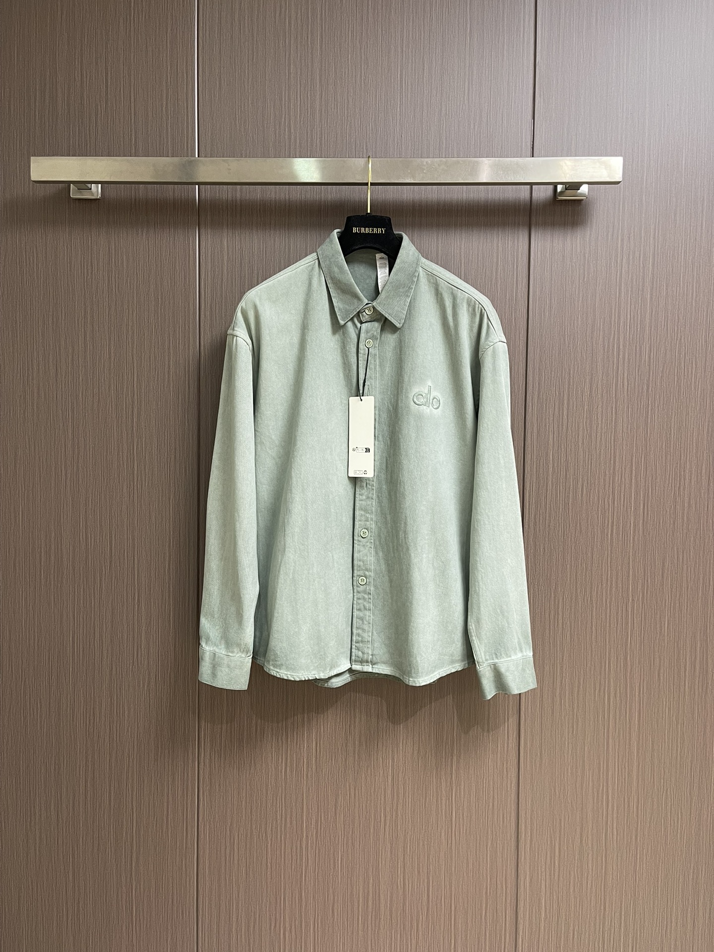 NO:523685,ALO autumn and winter LOGO logo embroidery casual solid color long-sleeved shirt, customized 220g pure cotton fabric, embroidered with the same color on the chest, breathability, comfort and functionality are all achieved to the extreme!  All customized complete set of auxiliary materials. Size M-XXL, Shirts, alexander wang19860909ALO 秋冬LOGO标识刺绣休闲纯色长袖衬衫,订制220克纯绵面料,胸前同色logo刺绣,透气性 舒适性 功能性全部都做到了极致！全部定制全套辅料.尺码M-XXL,,shirts,alexander wang,Men's clothing