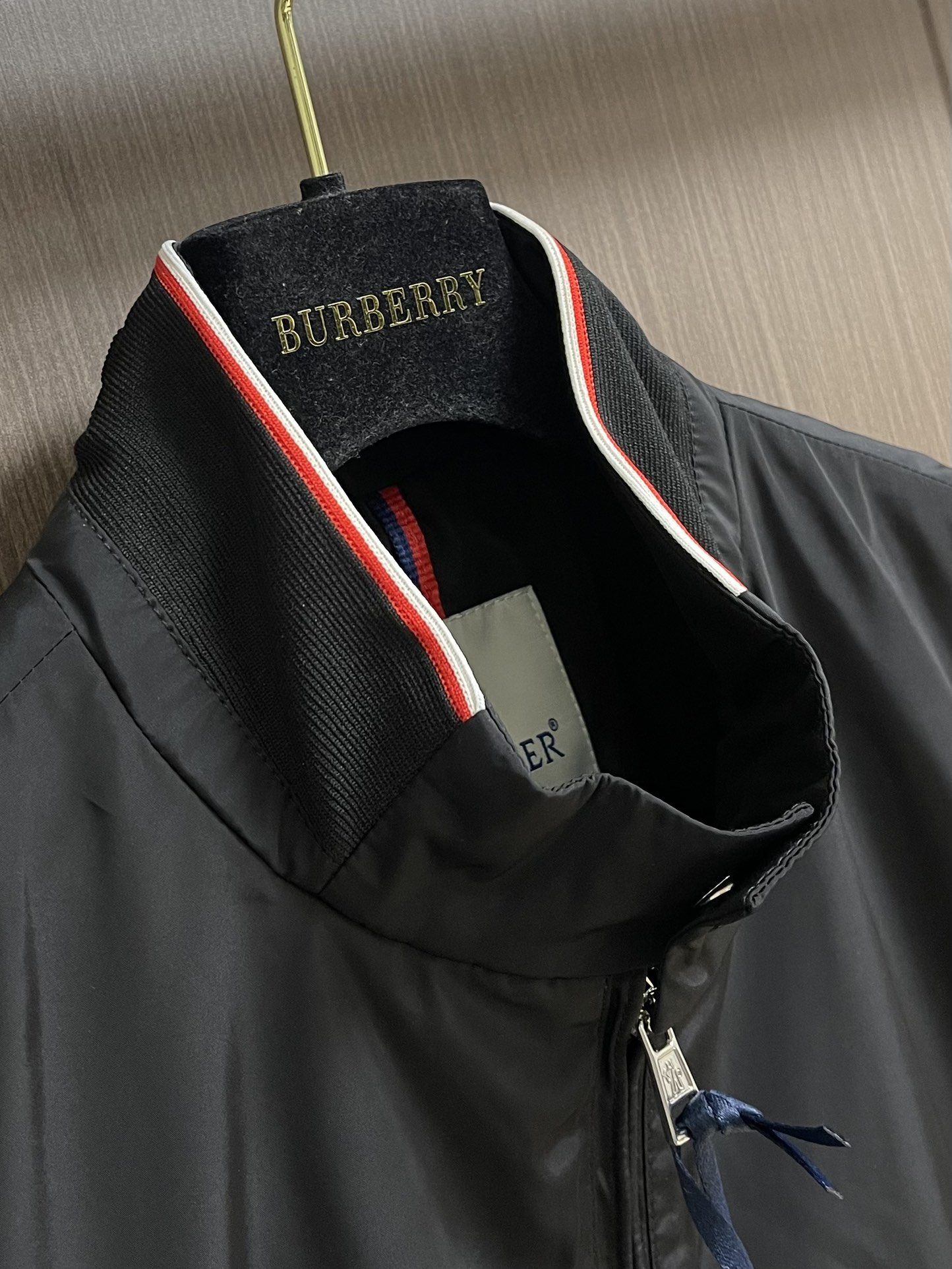MONCLER 2025FW秋冬新款夹克外套 这款简约的运动风，特供的超薄聚酯纤维纤维面料，质感独特 手