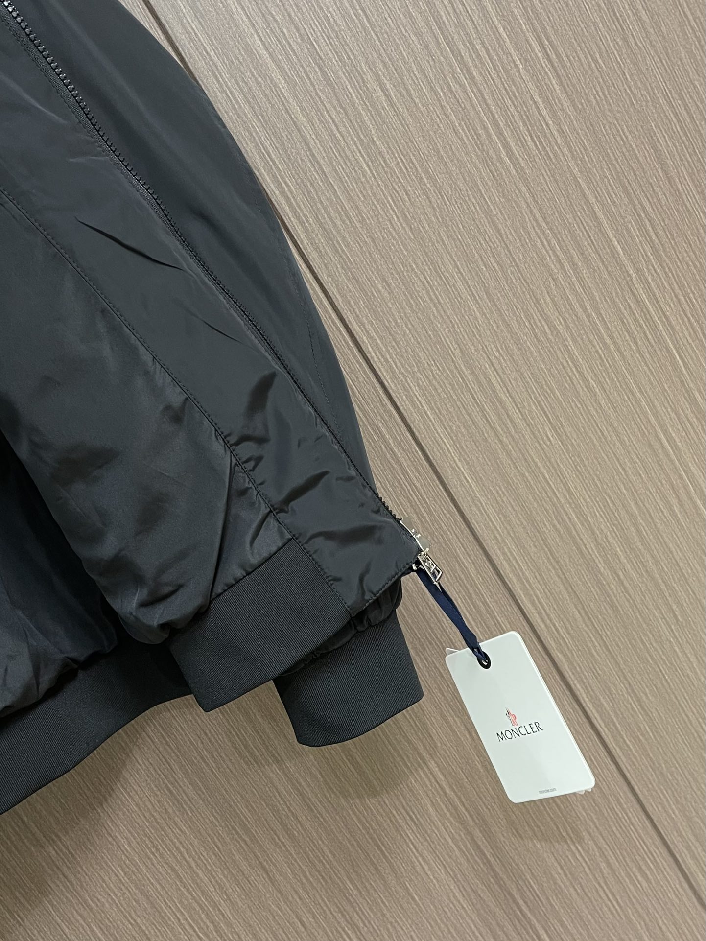 MONCLER 2025FW秋冬新款夹克外套 这款简约的运动风，特供的超薄聚酯纤维纤维面料，质感独特 手
