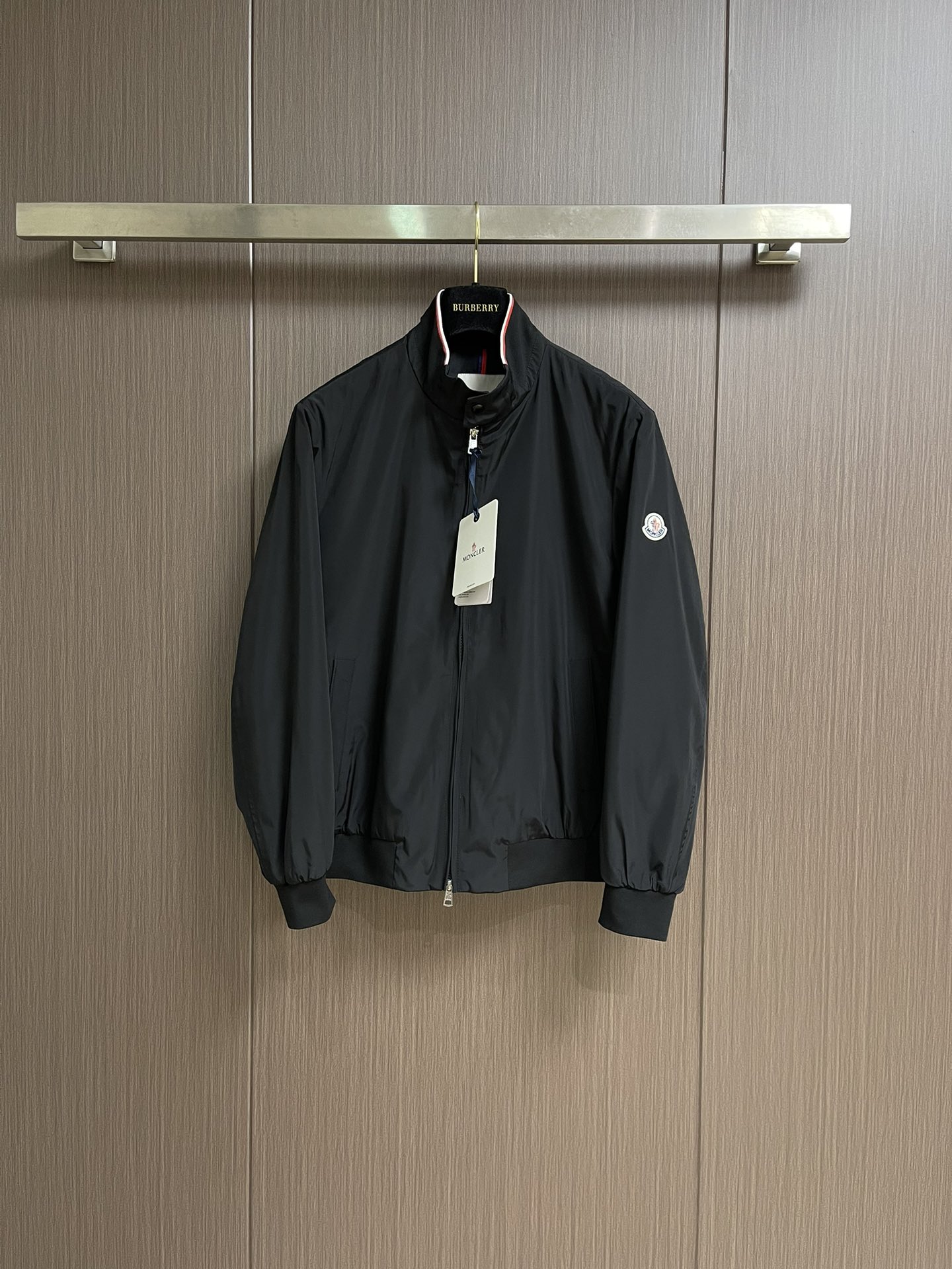 NO:523692,MONCLER 2025FW autumn and winter new jacket jacket This simple sporty style, specially provided ultra-thin polyester fiber fabric, unique texture, soft and smooth feel; minimalist zipper, perfect slim fit style. Highly recommended~ Size M-3XL,, jackets & coats, jackets & coats, alexander wang19860909MONCLER 2025FW秋冬新款夹克外套 这款简约的运动风,特供的超薄聚酯纤维纤维面料,质感独特 手感柔嫩顺滑；极简拉链 完美修身版型 强烈推荐～ 尺码M-3XL,,jackets & coats,jackets & coats,alexander wang,Men's clothing