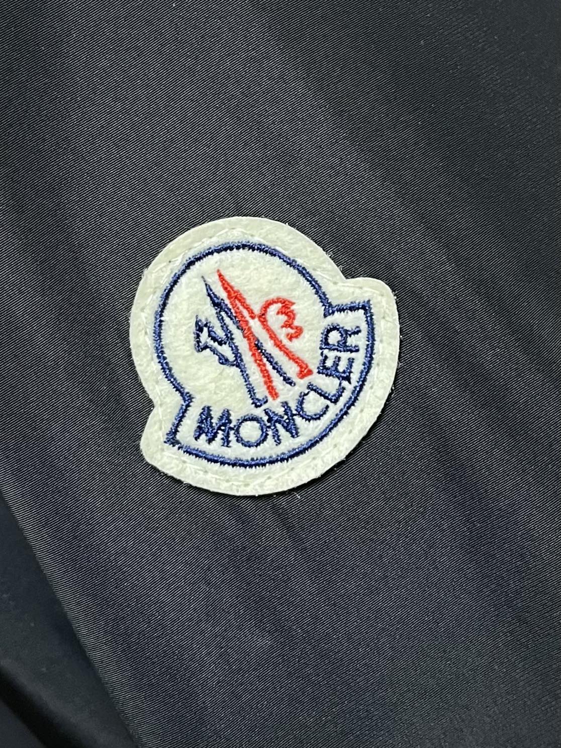 MONCLER 2025FW秋冬新款夹克外套 这款简约的运动风，特供的超薄聚酯纤维纤维面料，质感独特 手