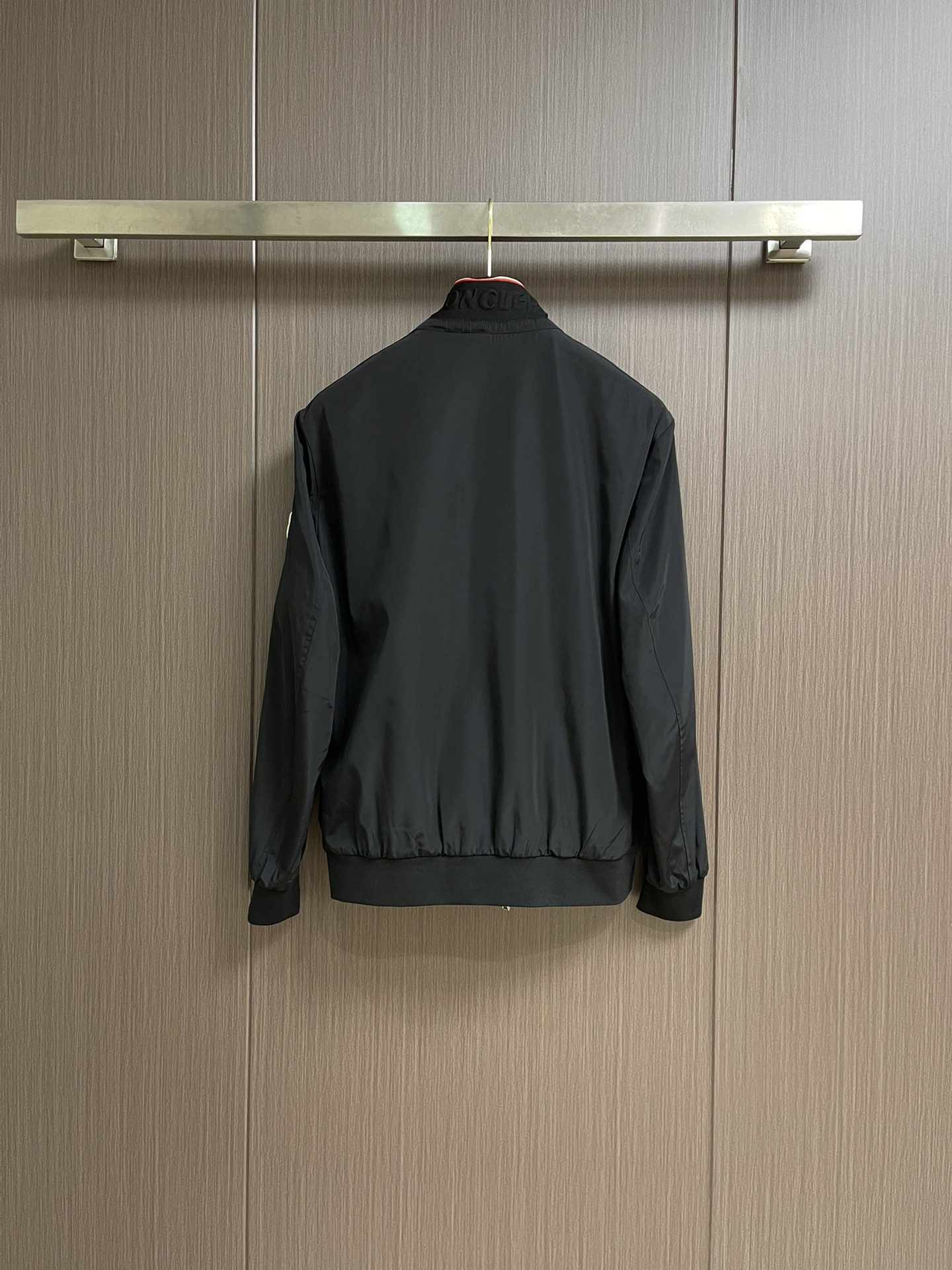 MONCLER 2025FW秋冬新款夹克外套 这款简约的运动风，特供的超薄聚酯纤维纤维面料，质感独特 手