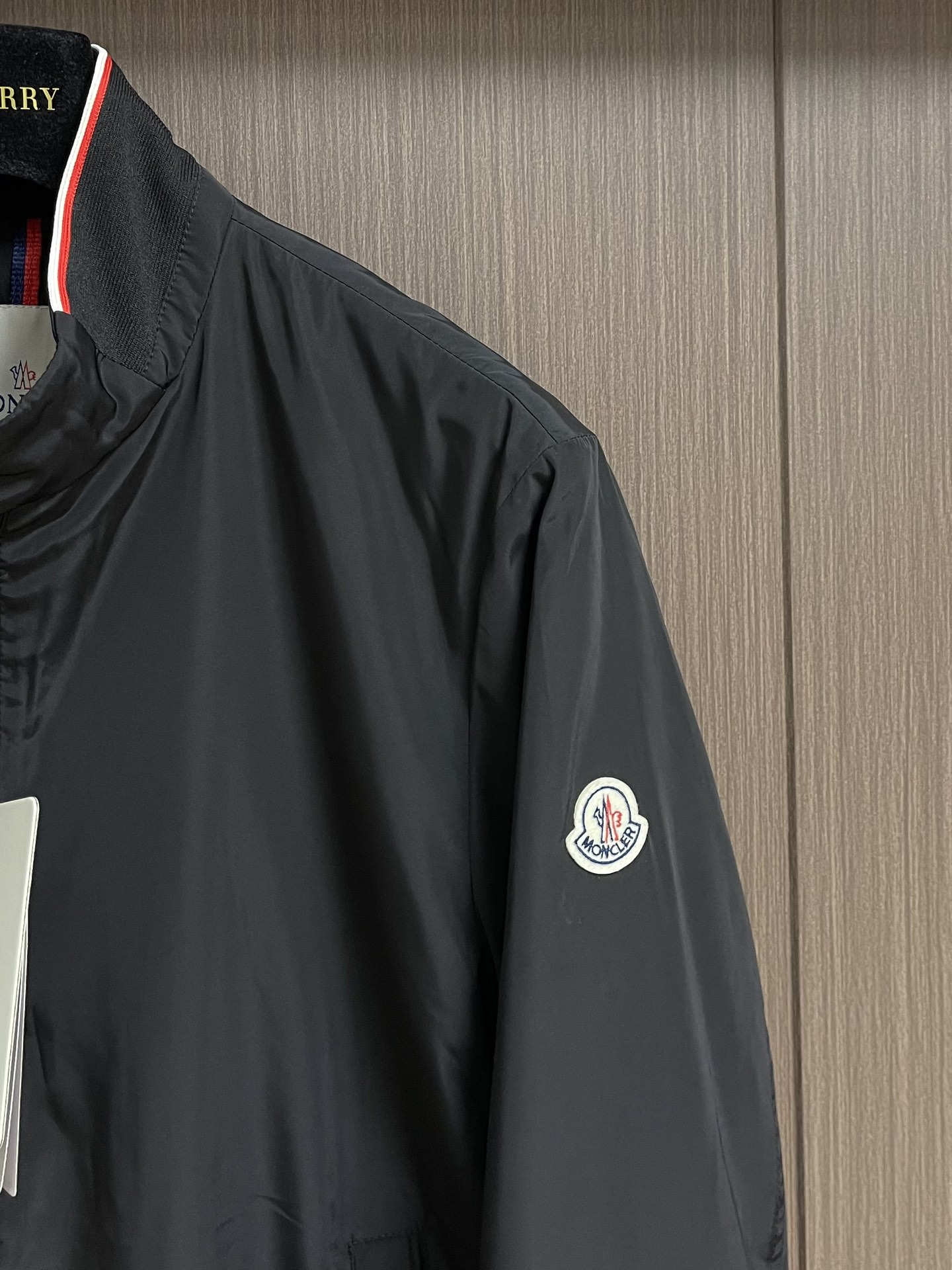 MONCLER 2025FW秋冬新款夹克外套 这款简约的运动风，特供的超薄聚酯纤维纤维面料，质感独特 手