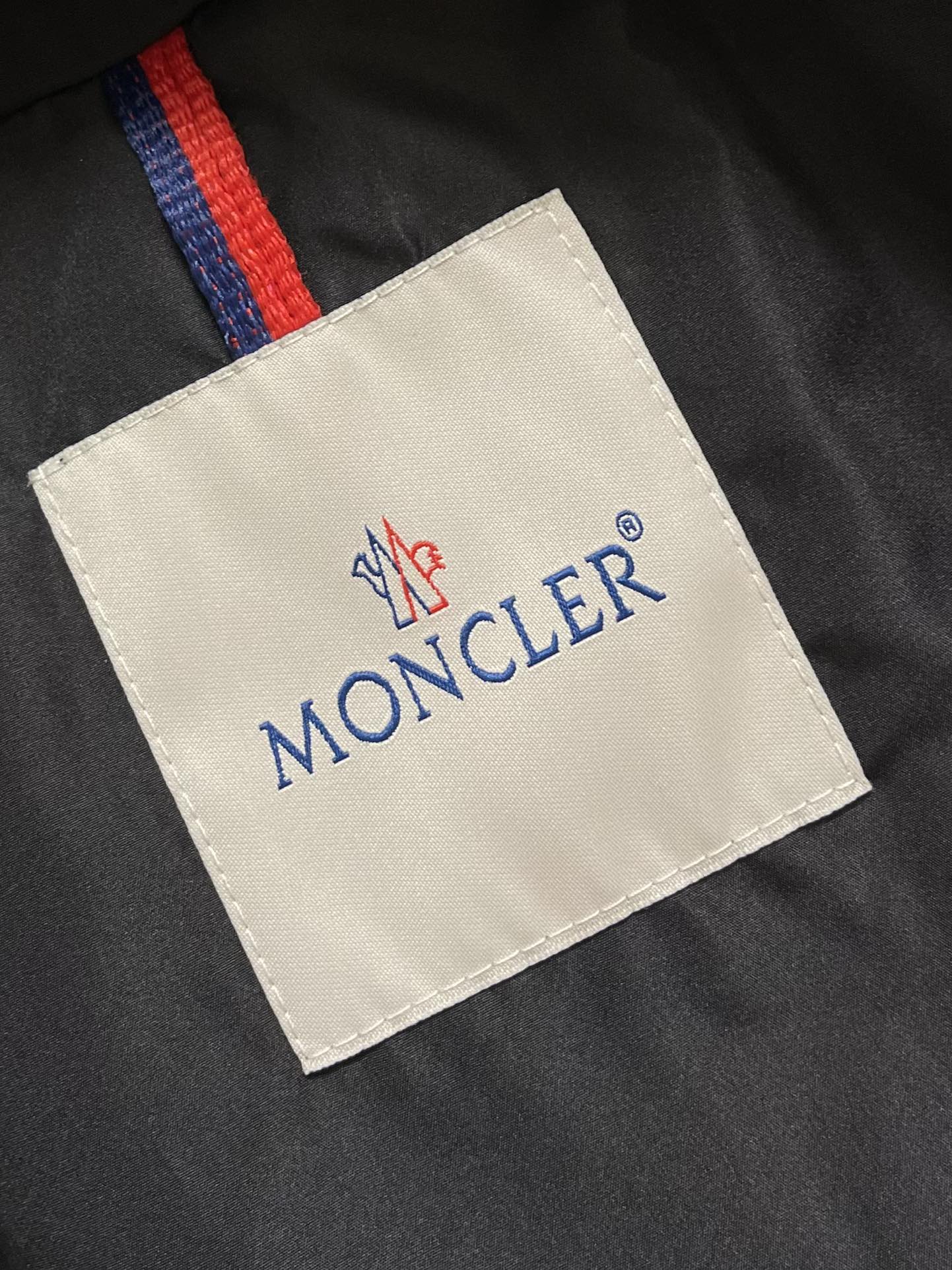 MONCLER 2025FW秋冬新款夹克外套 这款简约的运动风，特供的超薄聚酯纤维纤维面料，质感独特 手