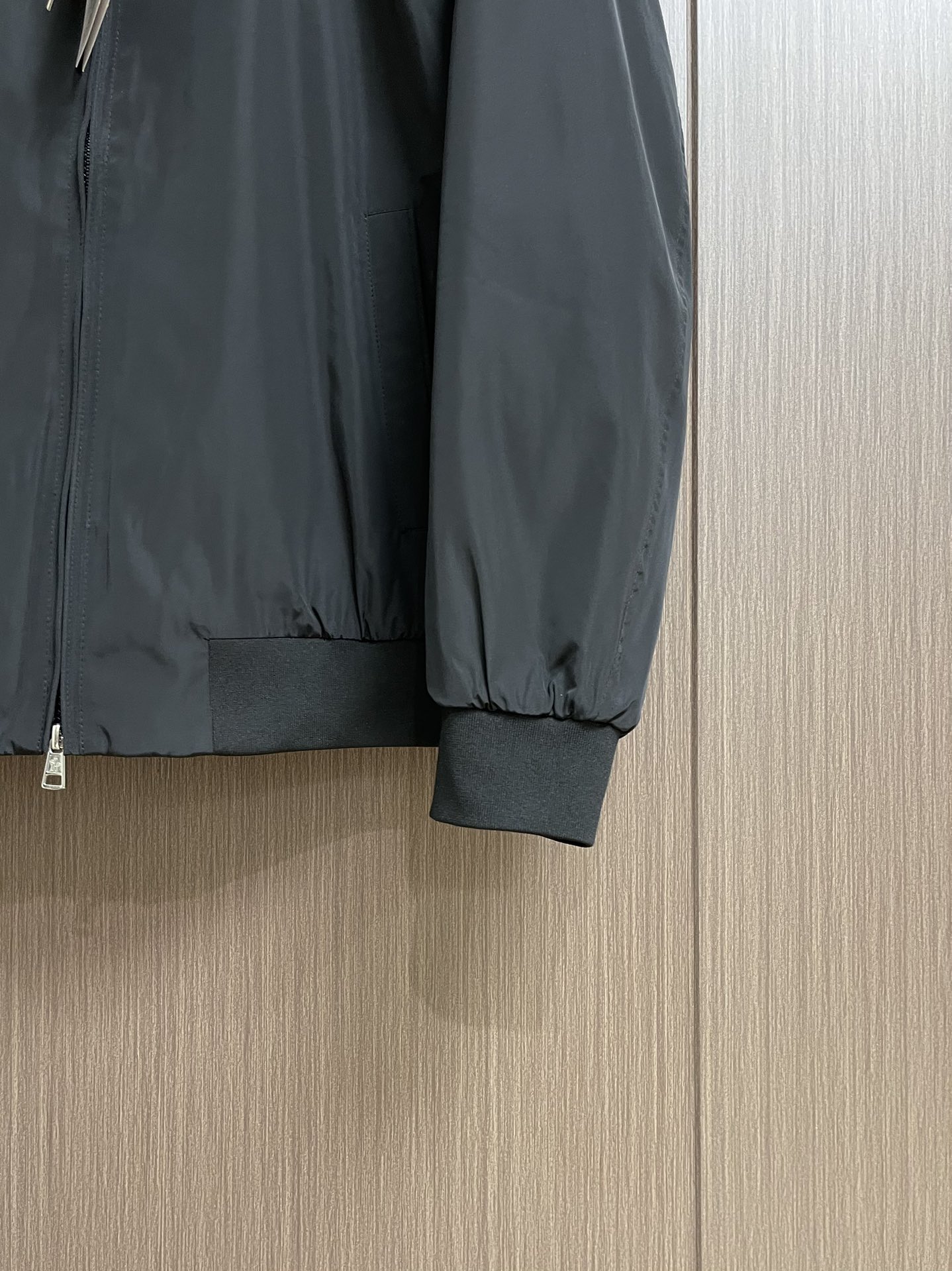 MONCLER 2025FW秋冬新款夹克外套 这款简约的运动风，特供的超薄聚酯纤维纤维面料，质感独特 手