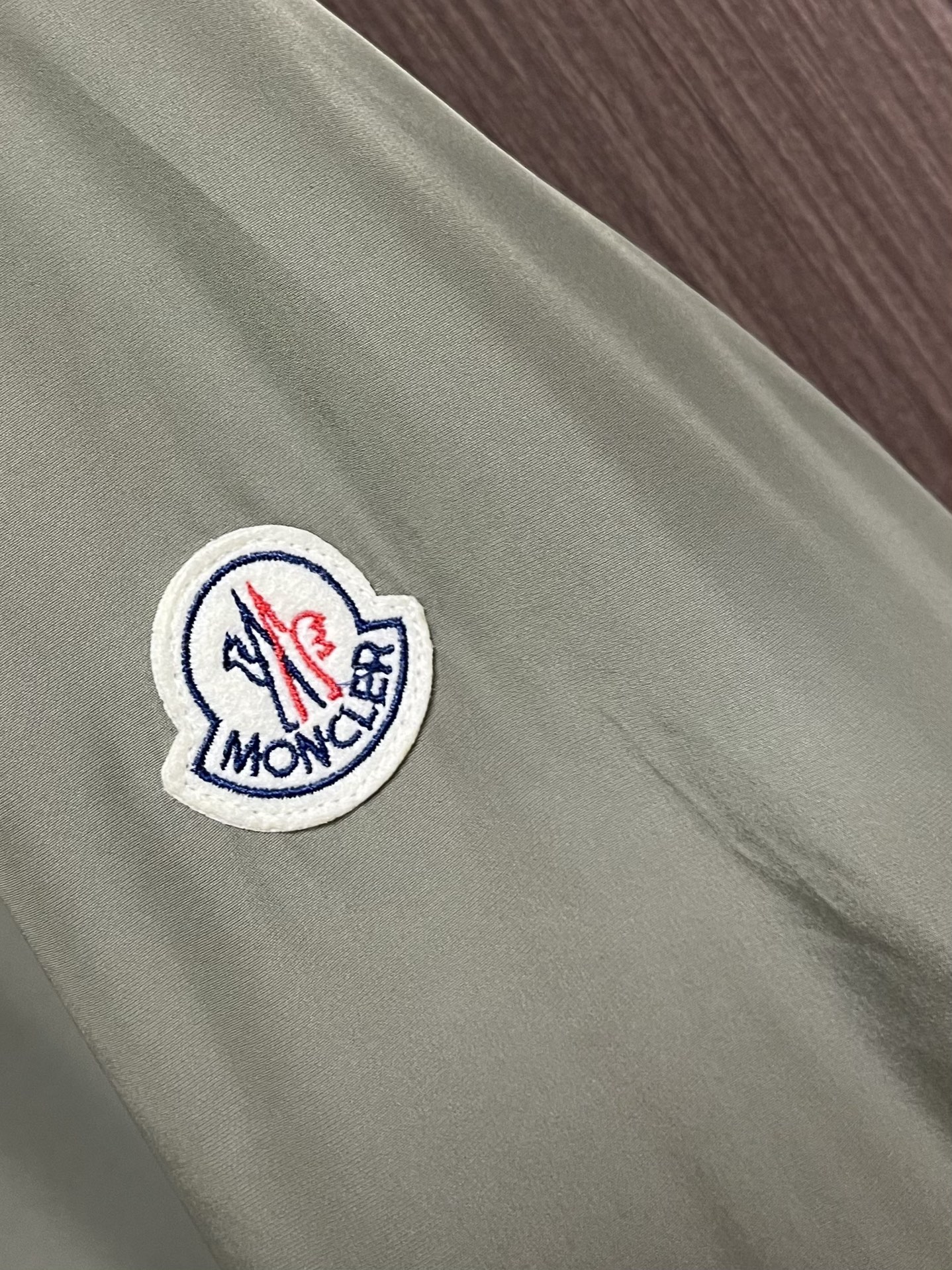MONCLER 2025FW秋冬新款夹克外套 这款简约的运动风，特供的超薄聚酯纤维纤维面料，质感独特 手