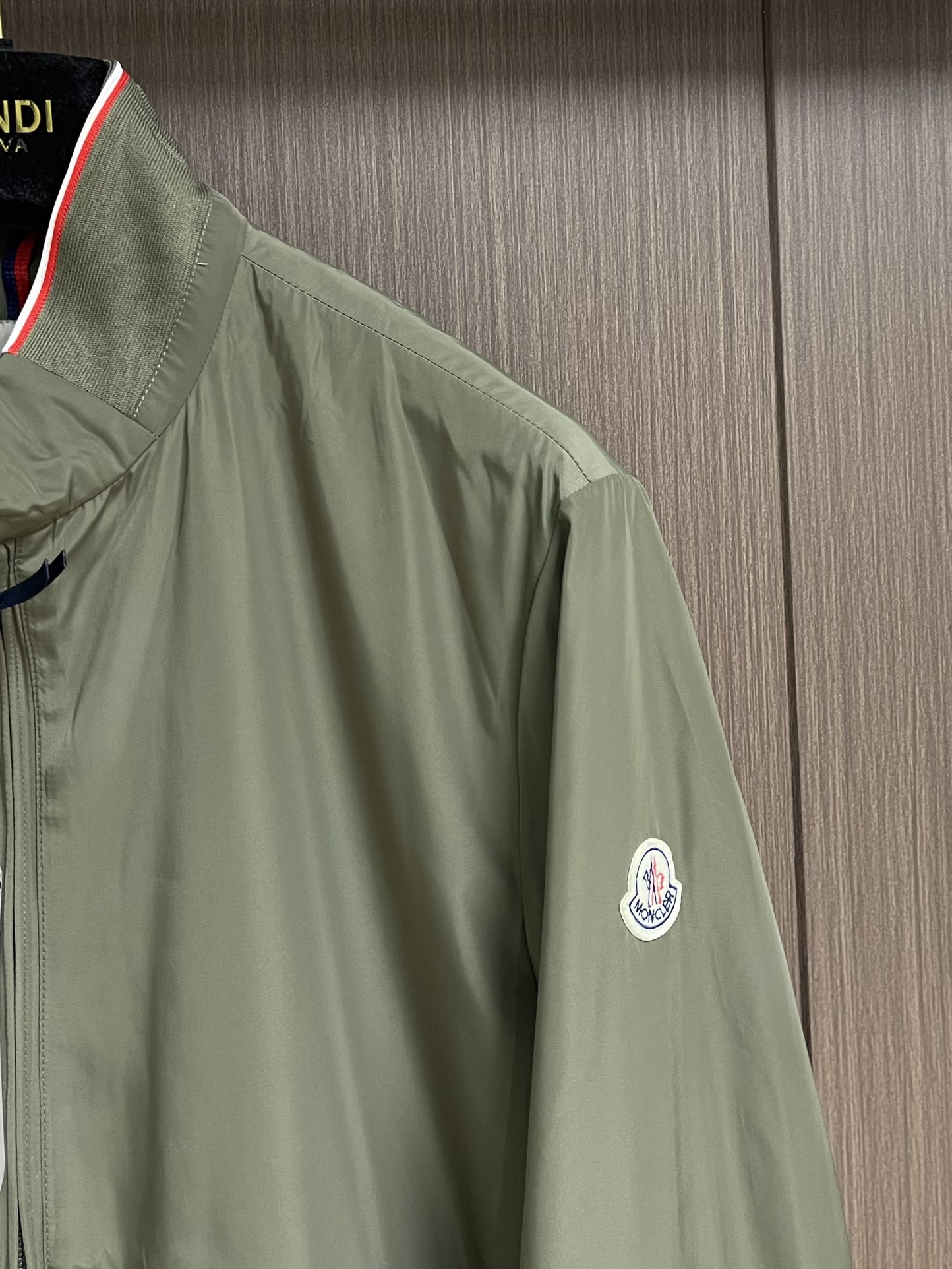 MONCLER 2025FW秋冬新款夹克外套 这款简约的运动风，特供的超薄聚酯纤维纤维面料，质感独特 手