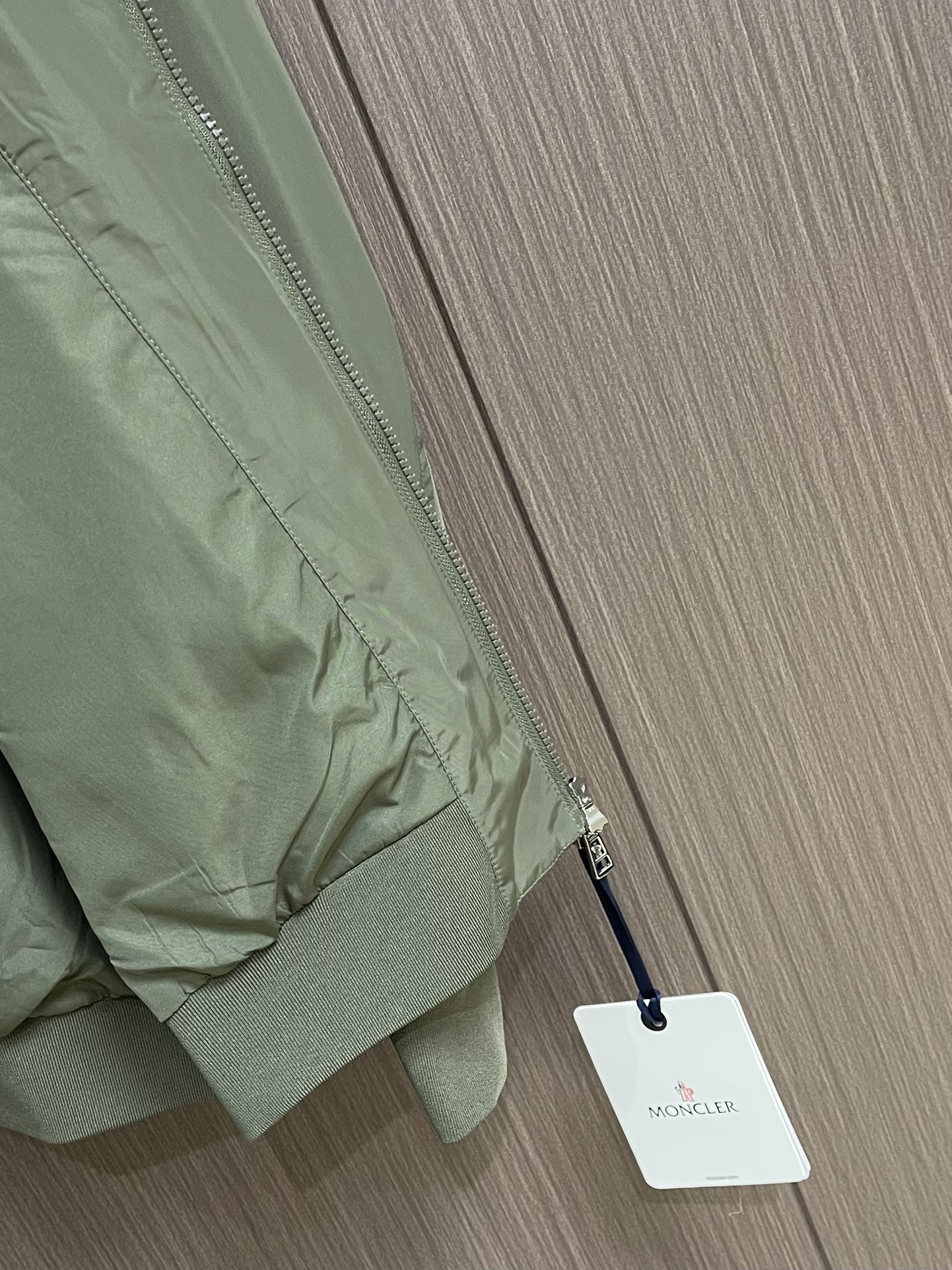 MONCLER 2025FW秋冬新款夹克外套 这款简约的运动风，特供的超薄聚酯纤维纤维面料，质感独特 手