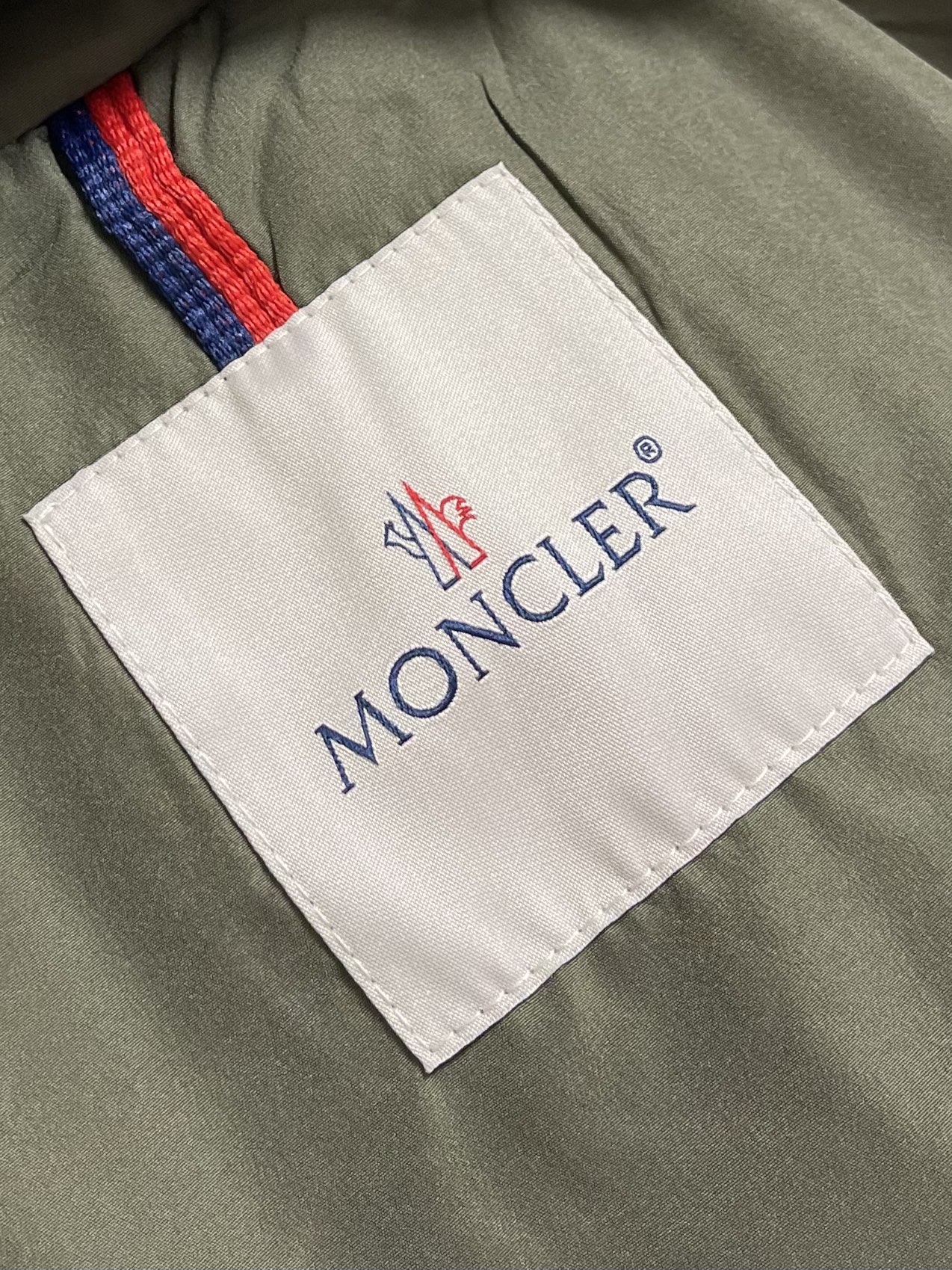MONCLER 2025FW秋冬新款夹克外套 这款简约的运动风，特供的超薄聚酯纤维纤维面料，质感独特 手