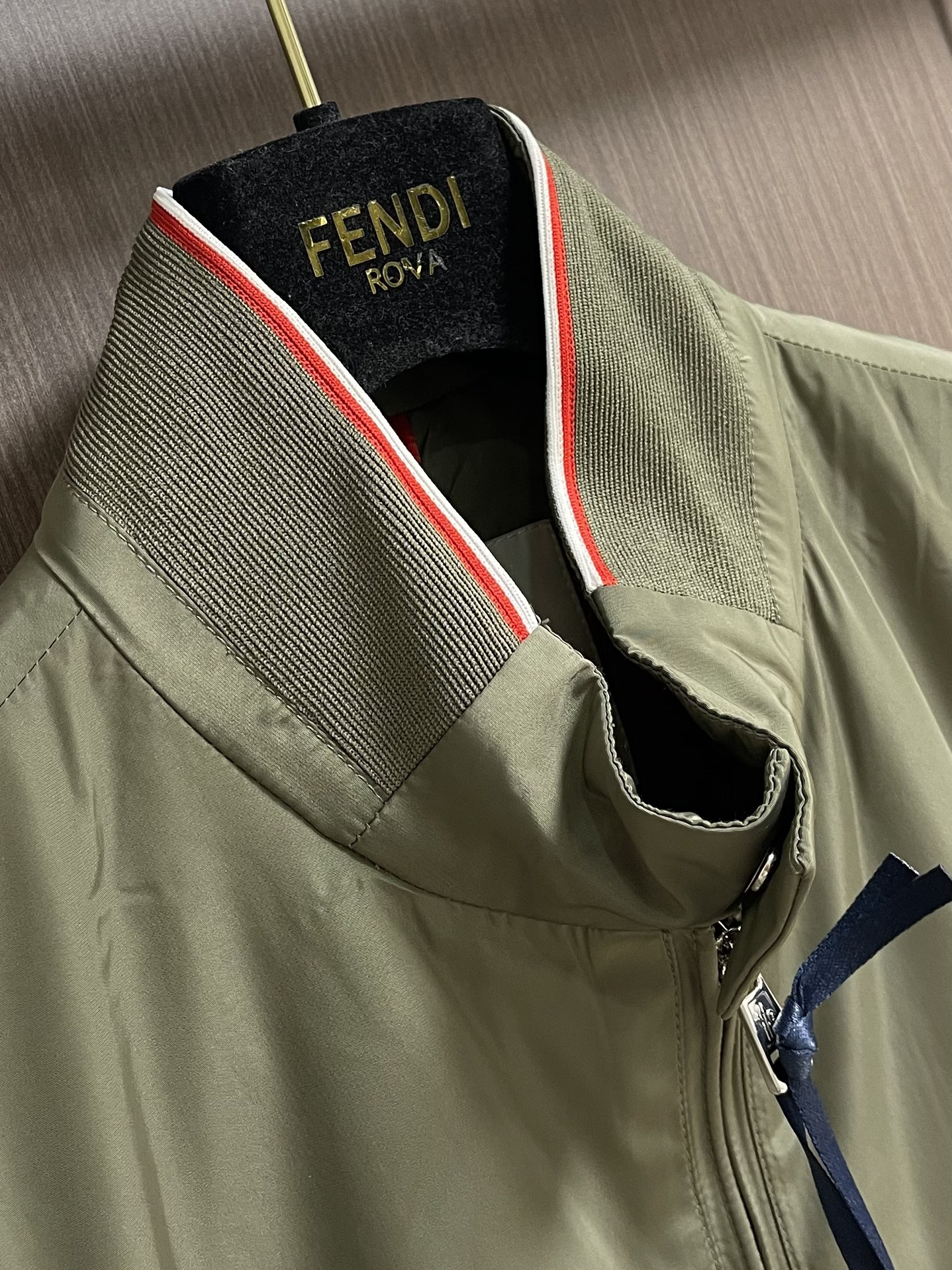 MONCLER 2025FW秋冬新款夹克外套 这款简约的运动风，特供的超薄聚酯纤维纤维面料，质感独特 手